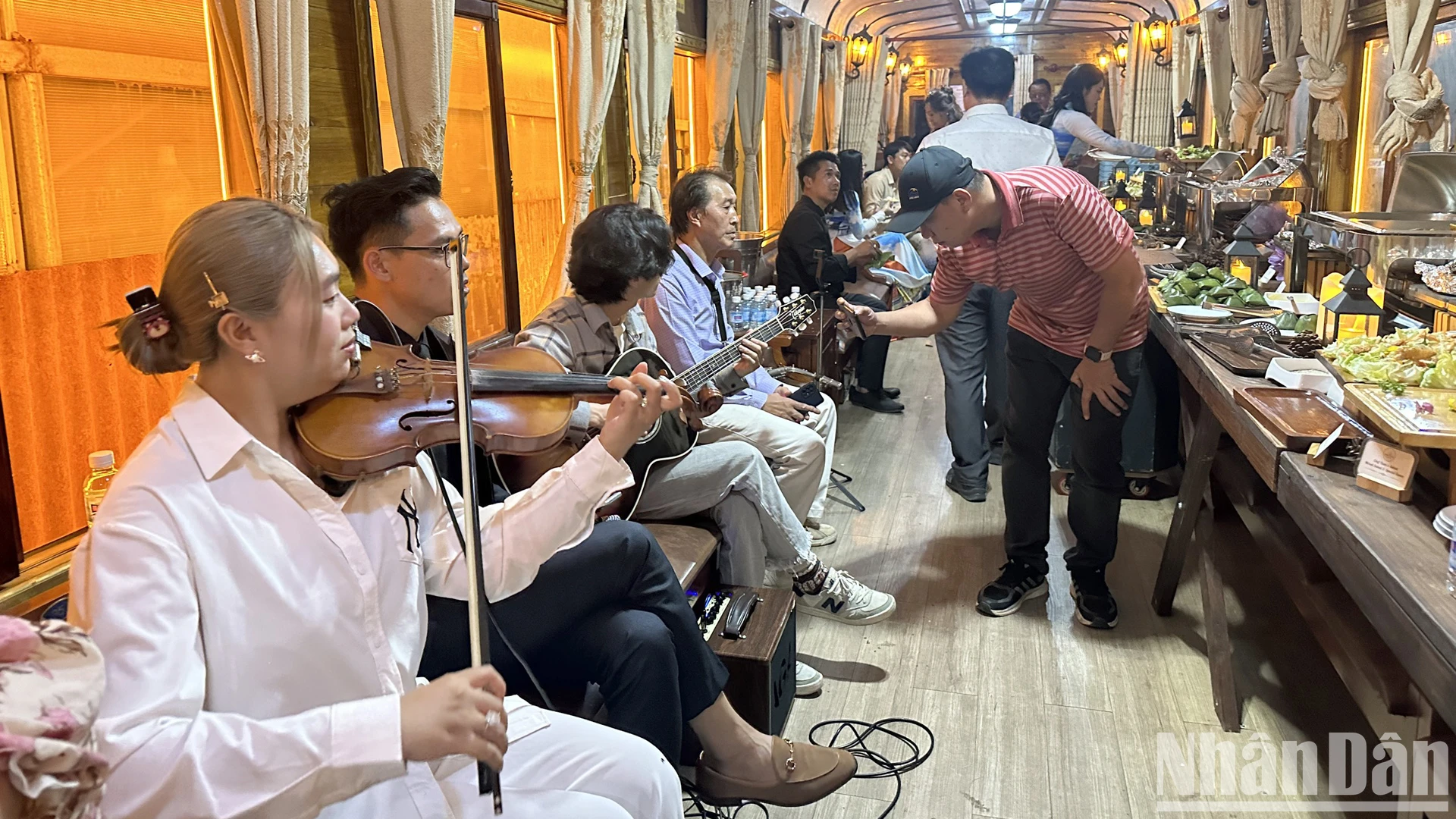 Trải nghiệm phố núi Đà Lạt về đêm bằng xe lửa cổ ảnh 17
