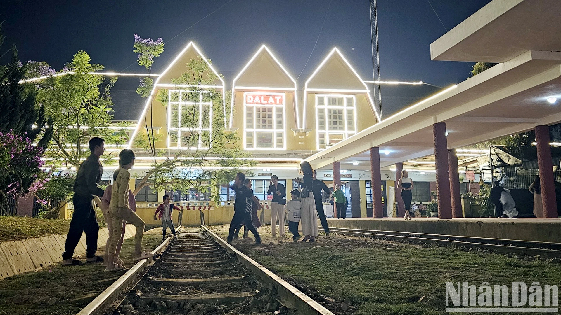 Trải nghiệm phố núi Đà Lạt về đêm bằng xe lửa cổ ảnh 8