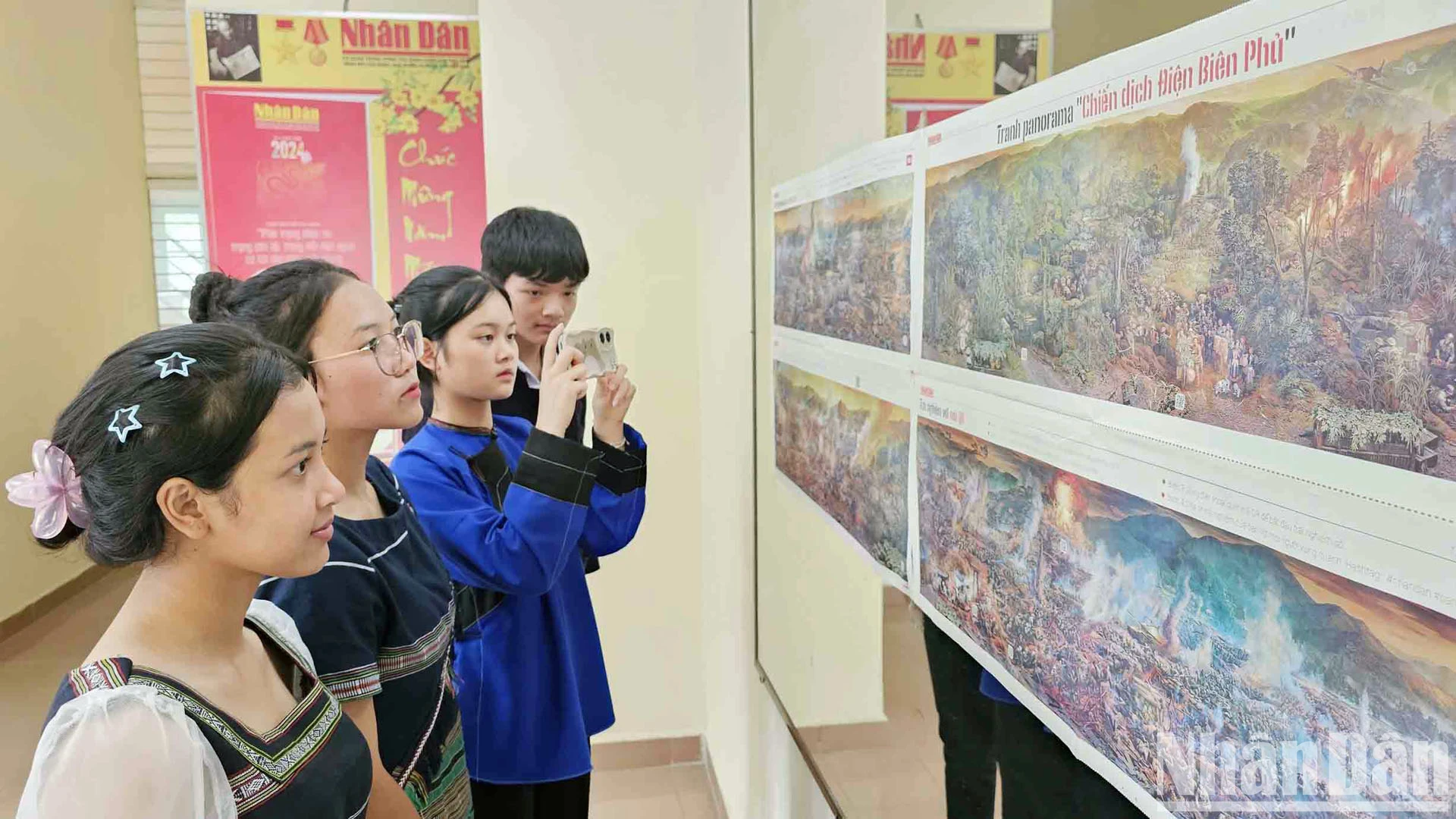 Học sinh dân tộc thiểu số thích thú với ấn bản tranh panorama “Chiến dịch Điện Biên Phủ” ảnh 2