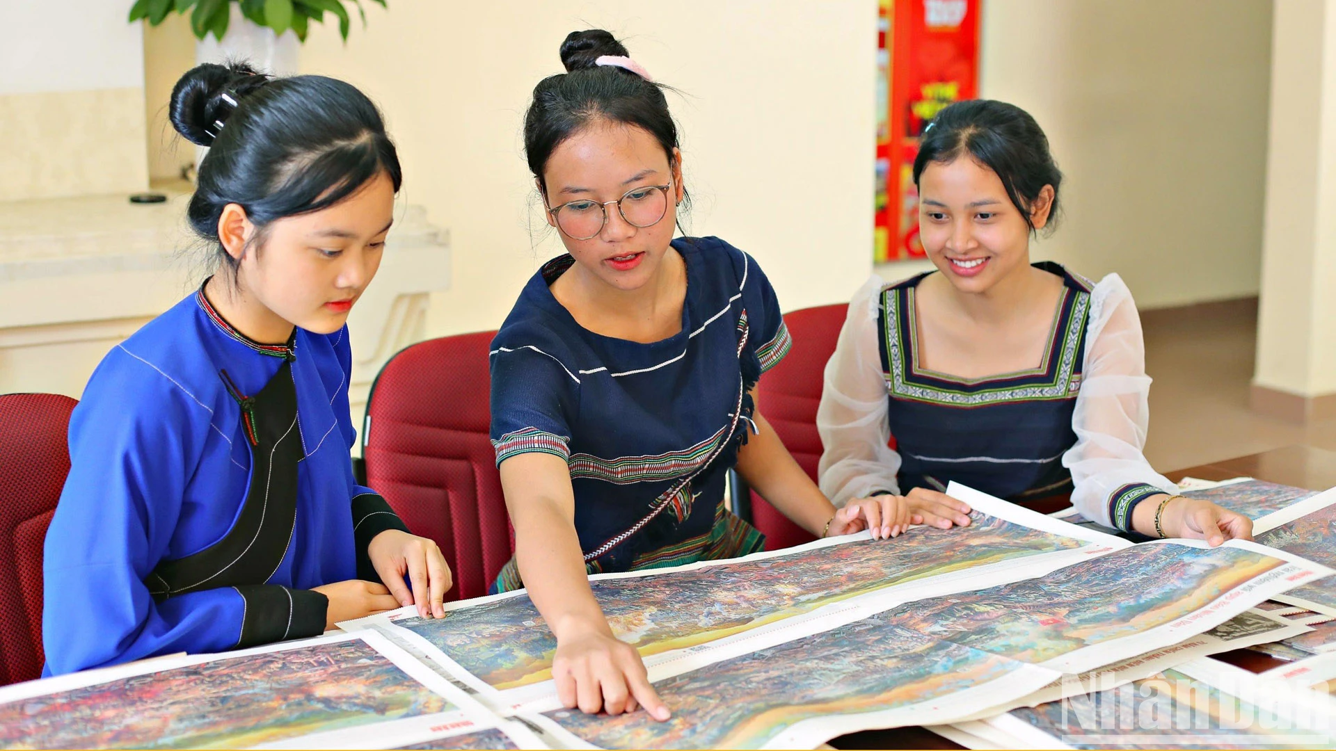 Học sinh dân tộc thiểu số thích thú với ấn bản tranh panorama “Chiến dịch Điện Biên Phủ” ảnh 1