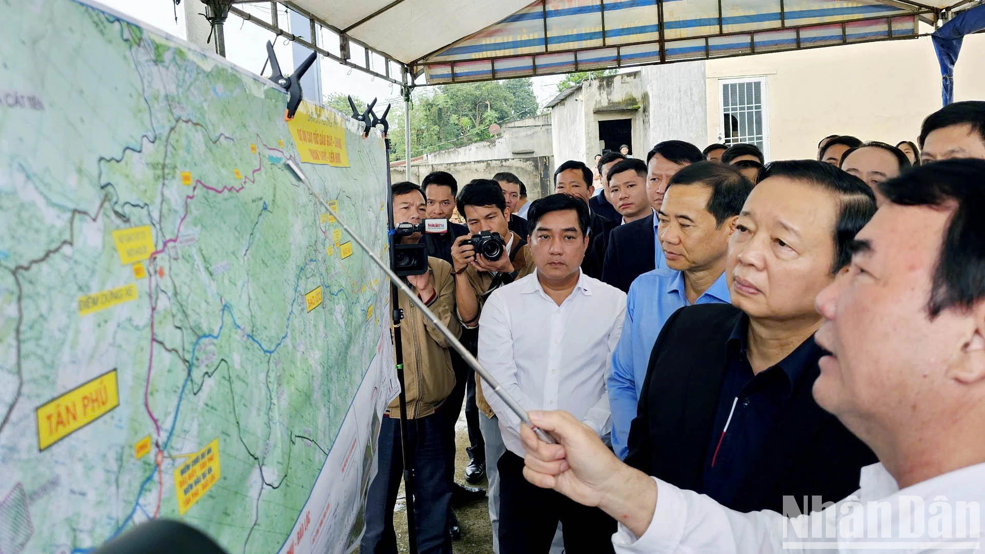 [Ảnh] Phó Thủ tướng Trần Hồng Hà khảo sát thực tế dự án xây dựng tuyến đường bộ cao tốc tại Lâm Đồng ảnh 2