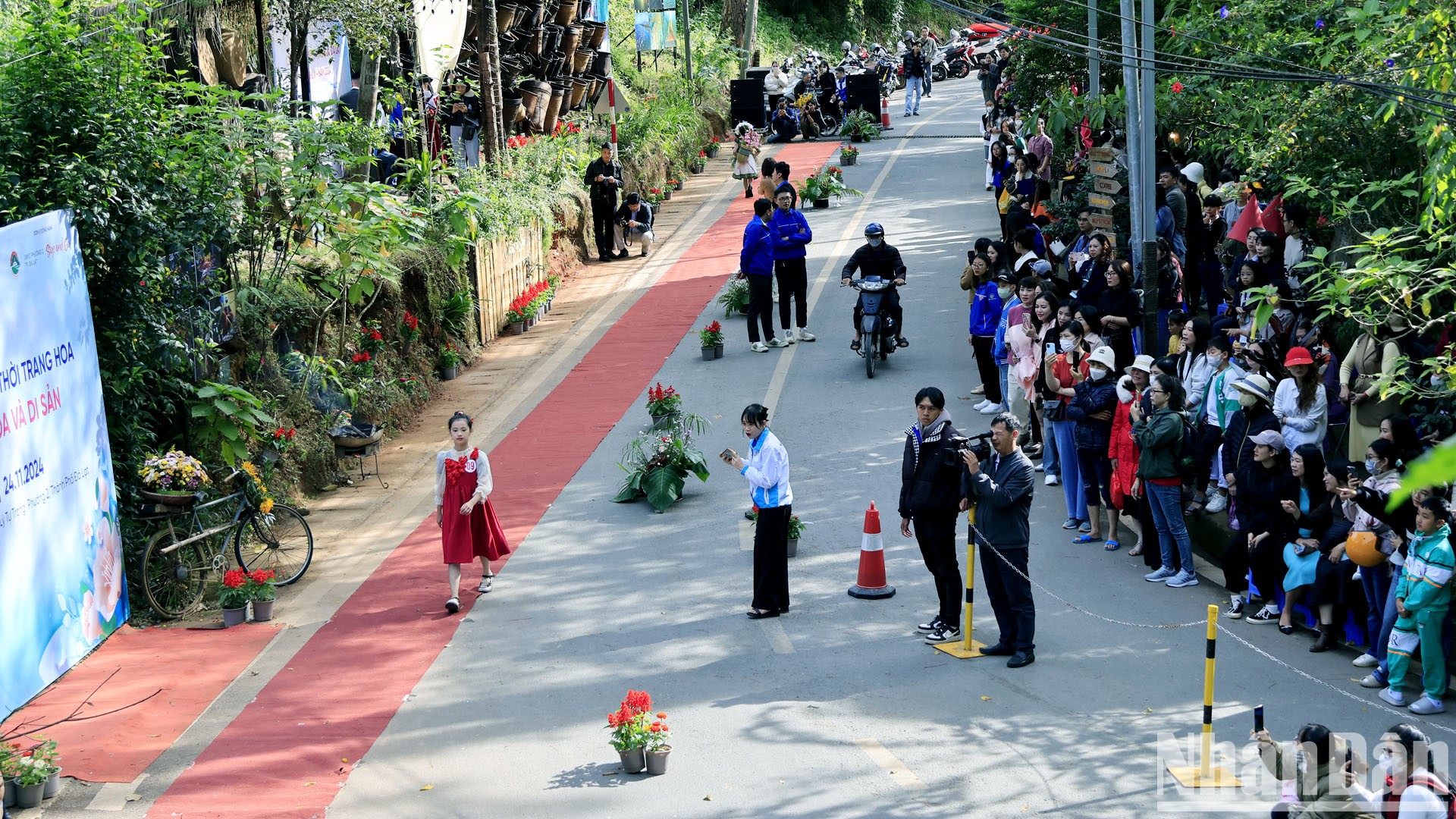 [Ảnh] Ấn tượng với sàn diễn thời trang hoa Đà Lạt ảnh 18