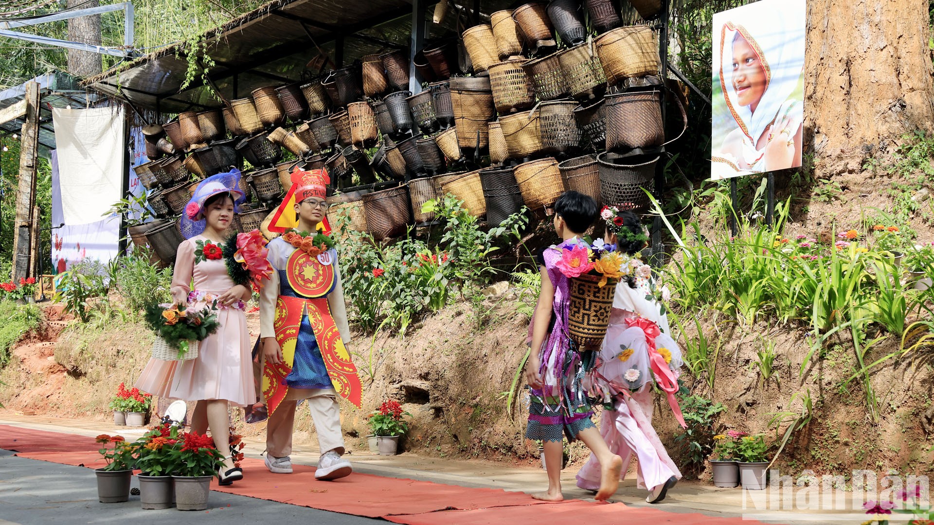 [Ảnh] Ấn tượng với sàn diễn thời trang hoa Đà Lạt ảnh 3