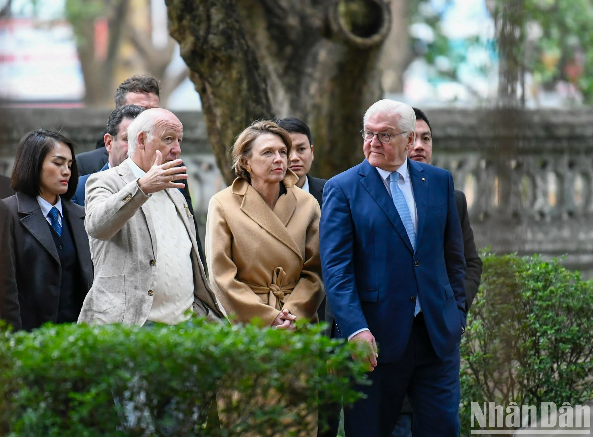 [Ảnh] Tổng thống Cộng hòa Liên bang Đức Frank-Walter Steinmeier và Phu nhân thăm Văn Miếu - Quốc Tử Giám ảnh 1