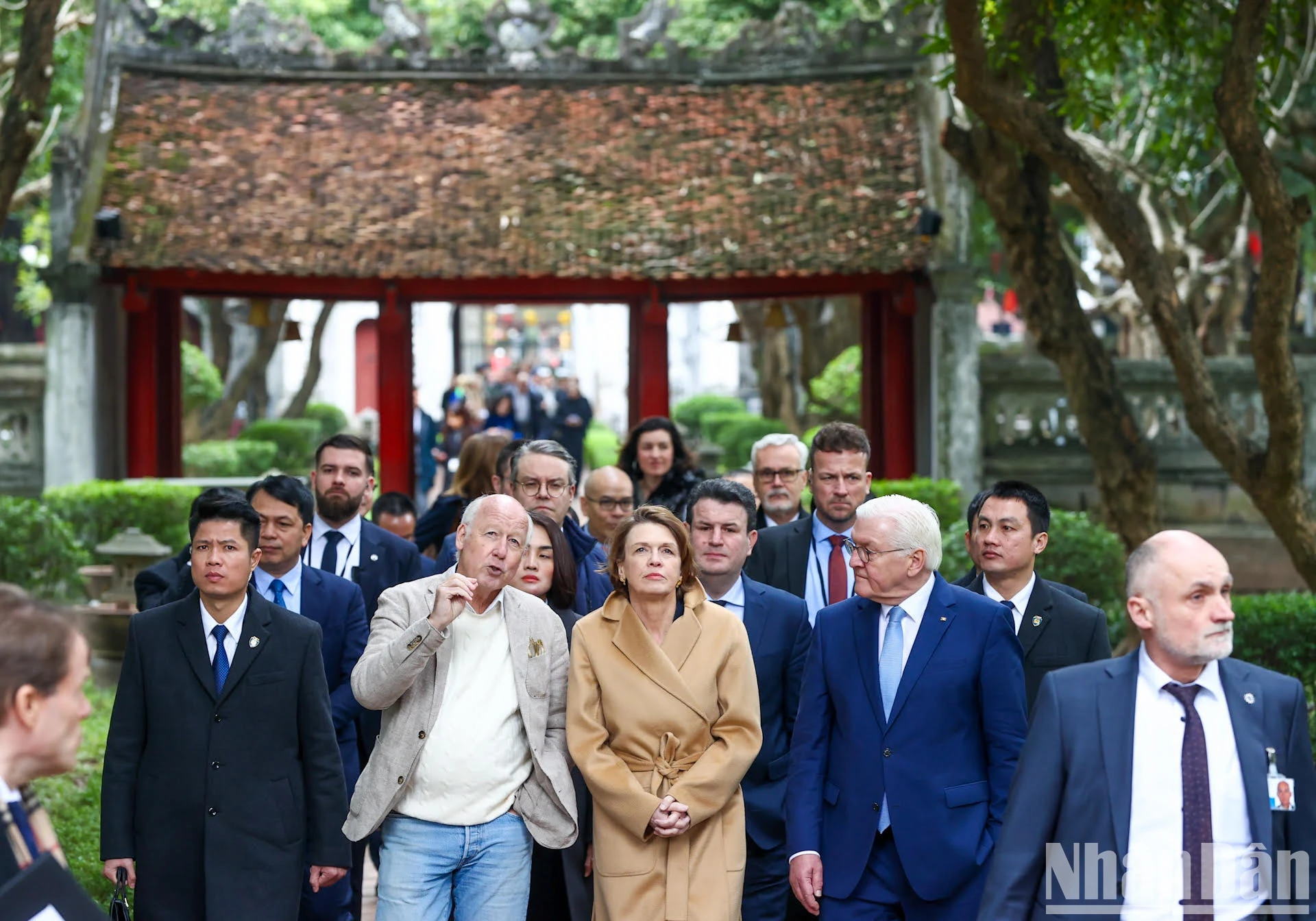 [Ảnh] Tổng thống Cộng hòa Liên bang Đức Frank-Walter Steinmeier và Phu nhân thăm Văn Miếu - Quốc Tử Giám ảnh 2
