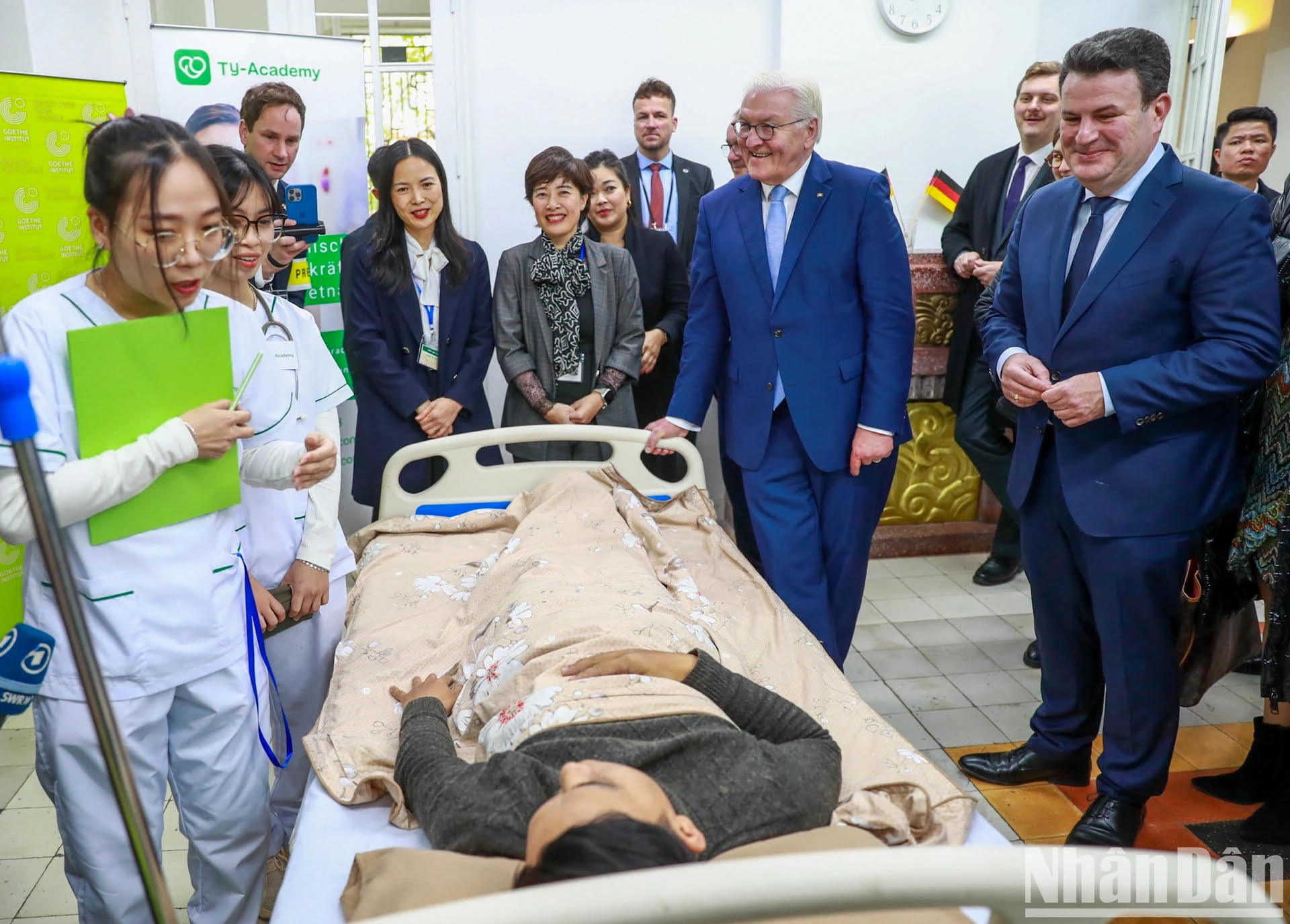 [Ảnh] Tổng thống Cộng hòa Liên bang Đức Frank-Walter Steinmeier và Phu nhân thăm Văn Miếu - Quốc Tử Giám ảnh 8