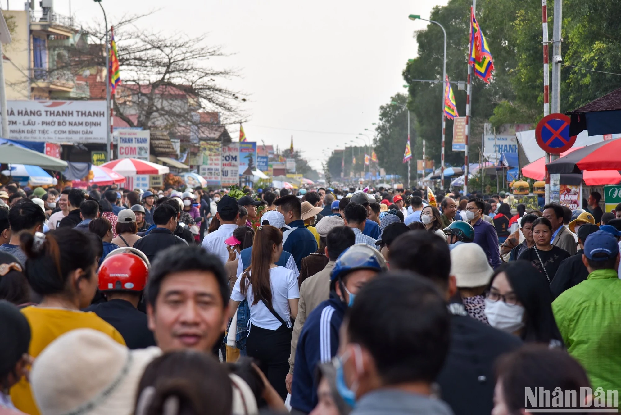 [Ảnh] Hàng ngàn người đổ về chợ Viềng từ sớm để mua may, bán rủi đầu năm ảnh 1