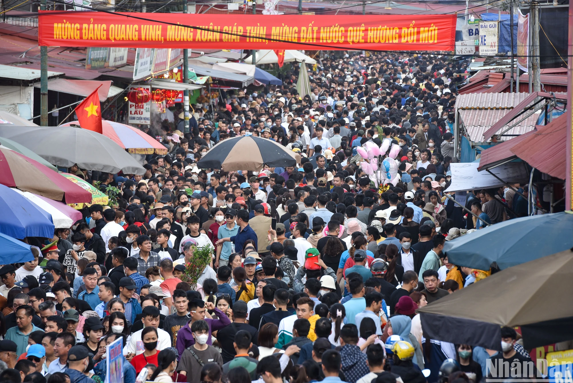 [Ảnh] Hàng ngàn người đổ về chợ Viềng từ sớm để mua may, bán rủi đầu năm ảnh 7