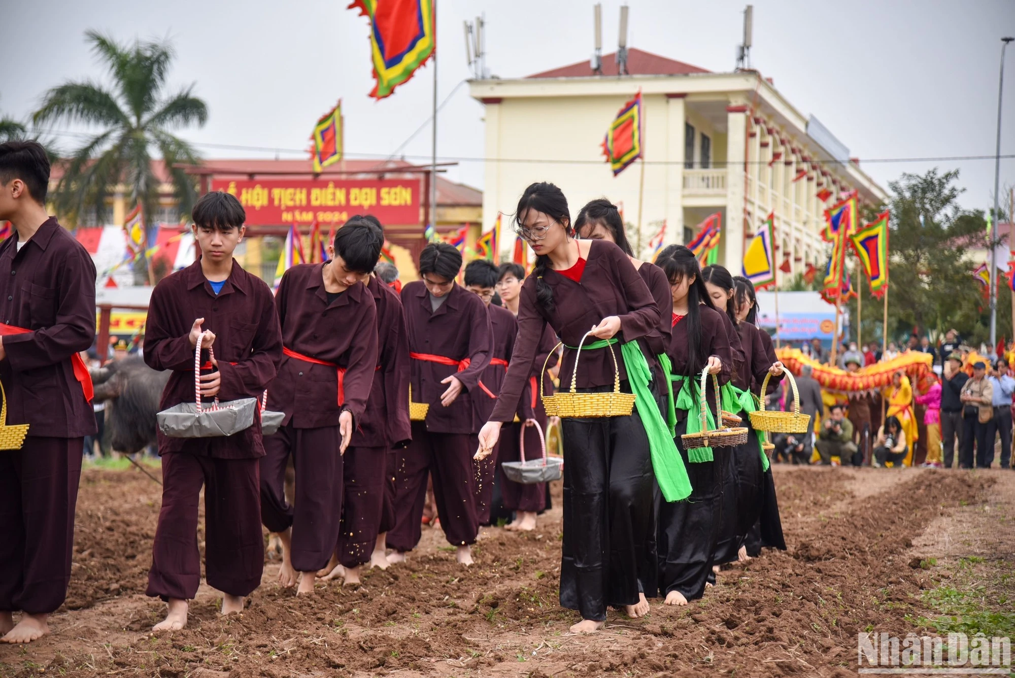 [Ảnh] Tái hiện hình ảnh Nhà Vua xuống ruộng đi cày trong Lễ hội Tịnh điền Đọi Sơn 2024 ảnh 11