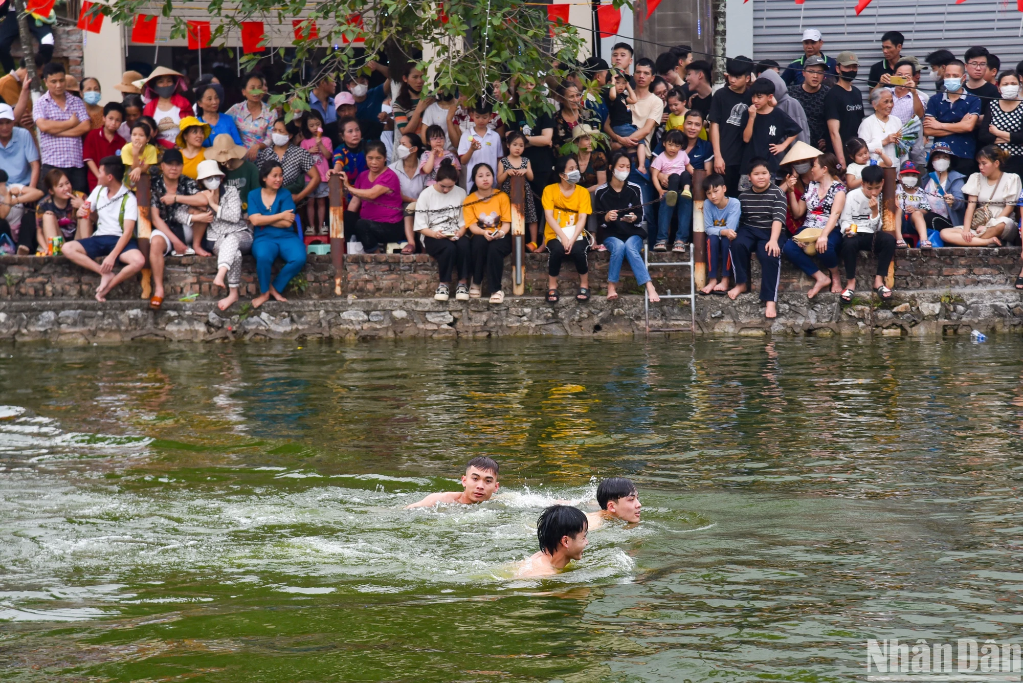 View - [Ảnh] Độc đáo cuộc thi vây bắt vịt tại lễ hội xuân Lại Yên