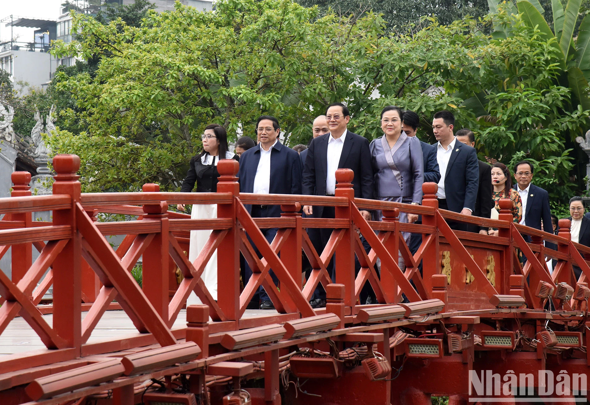 View - Thủ tướng Phạm Minh Chính và Thủ tướng Lào thăm đền Ngọc Sơn, hồ Hoàn Kiếm