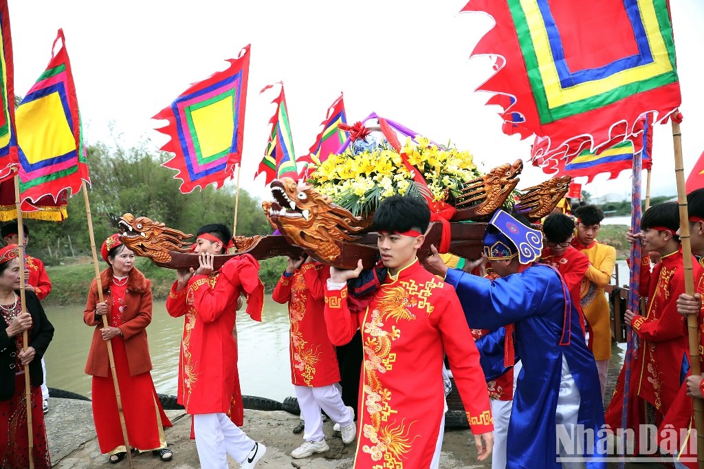 [Ảnh] Đặc sắc nghi lễ rước nước trong Lễ hội đền thờ Đức Vua Trần Minh Tông ảnh 1