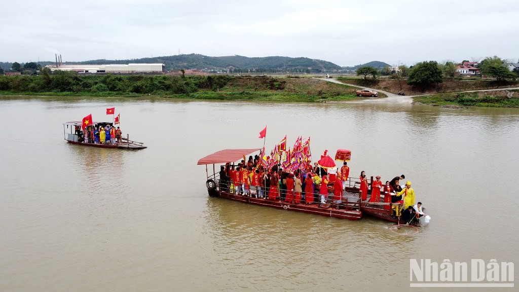[Ảnh] Đặc sắc nghi lễ rước nước trong Lễ hội đền thờ Đức Vua Trần Minh Tông ảnh 10