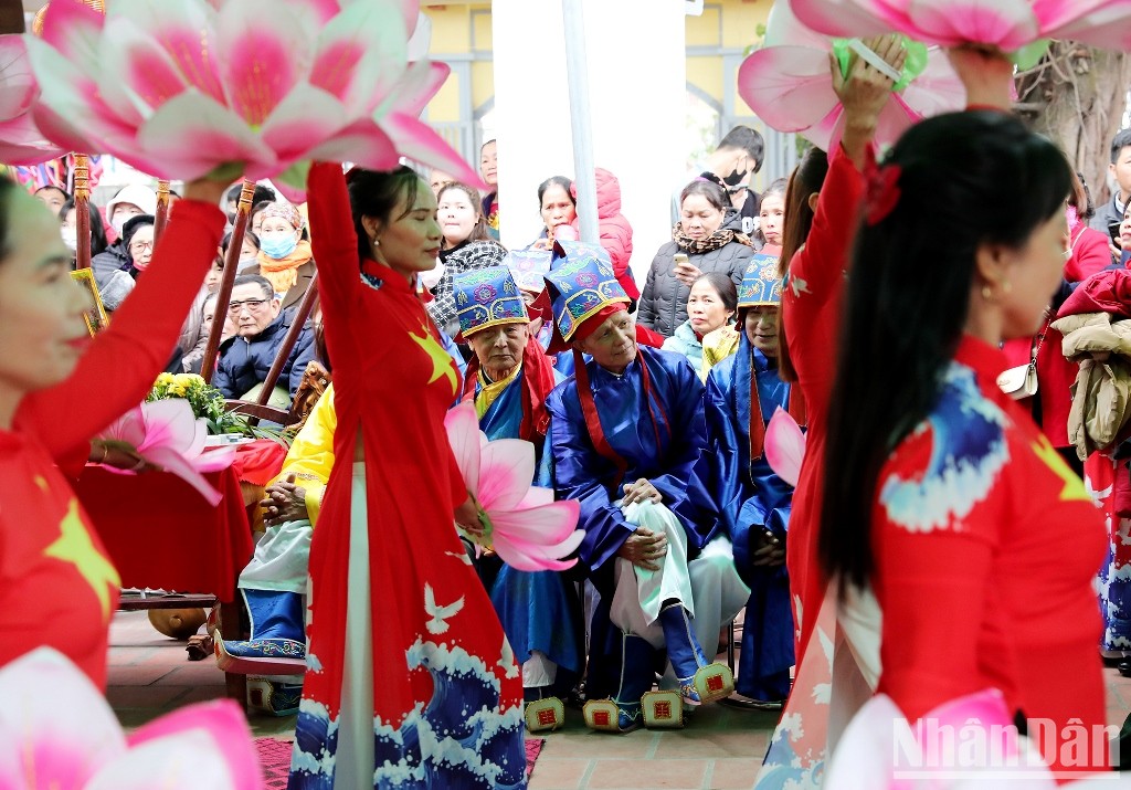 [Ảnh] Đặc sắc nghi lễ rước nước trong Lễ hội đền thờ Đức Vua Trần Minh Tông ảnh 12