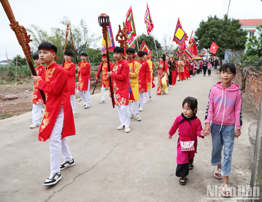 [Ảnh] Đặc sắc nghi lễ rước nước trong Lễ hội đền thờ Đức Vua Trần Minh Tông ảnh 6