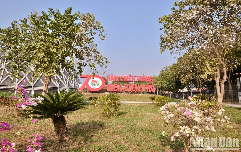 [Ảnh] Đường phố Điện Biên Phủ rực rỡ cờ hoa chào đón Năm Du lịch Quốc gia Điện Biên 2024 ảnh 4