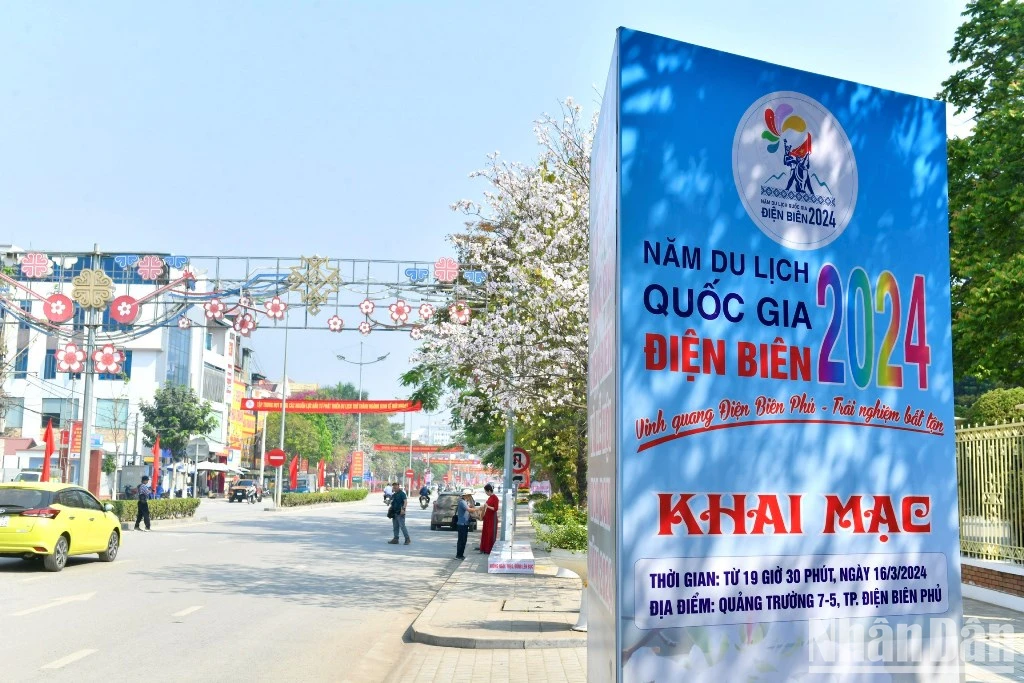 [Ảnh] Đường phố Điện Biên Phủ rực rỡ cờ hoa chào đón Năm Du lịch Quốc gia Điện Biên 2024 ảnh 3