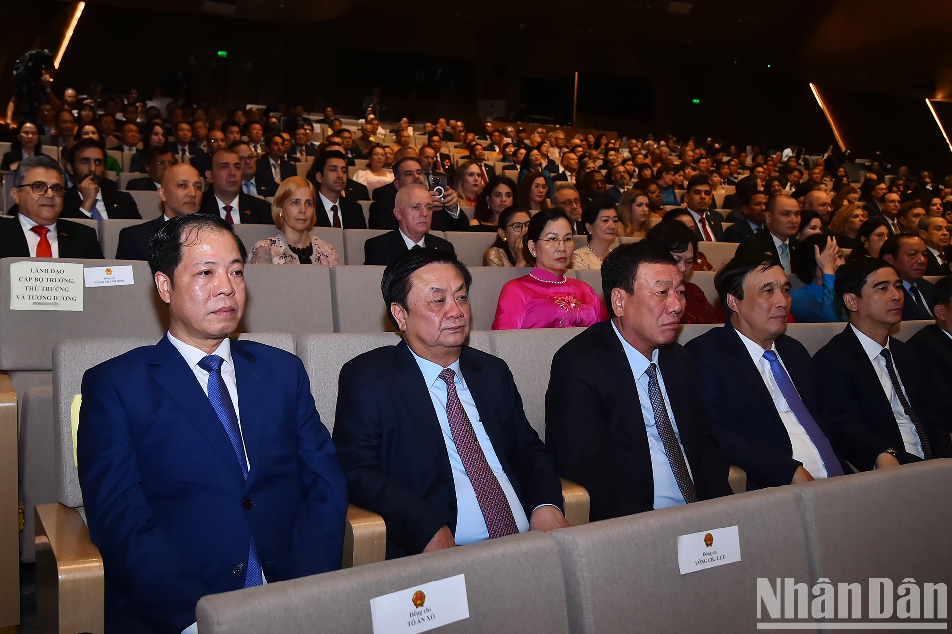 General Secretary, President To Lam and his wife chaired the ceremony ...