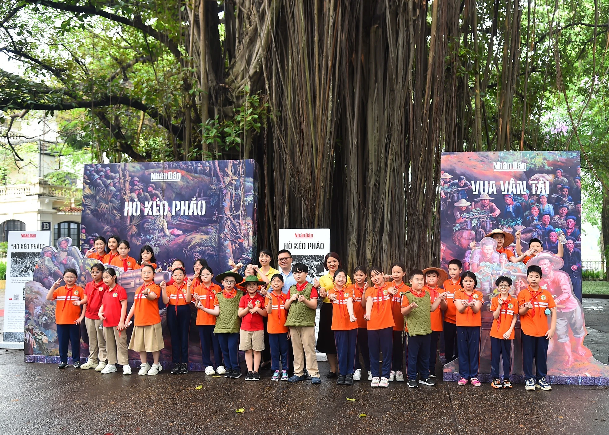 Đồng chí Lê Quốc Minh, Ủy viên Trung ương Đảng, Phó Trưởng Ban Tuyên giáo Trung ương, Tổng Biên tập Báo Nhân Dân, Chủ tịch Hội Nhà báo Việt Nam, Chủ trì dự án phụ san panorama Chiến dịch Điện Biên Phủ chụp ảnh với học sinh thủ đô đến trải nghiệm phụ san panorama Điện Biên Phủ tại 71 Hàng Trống, Hà Nội.