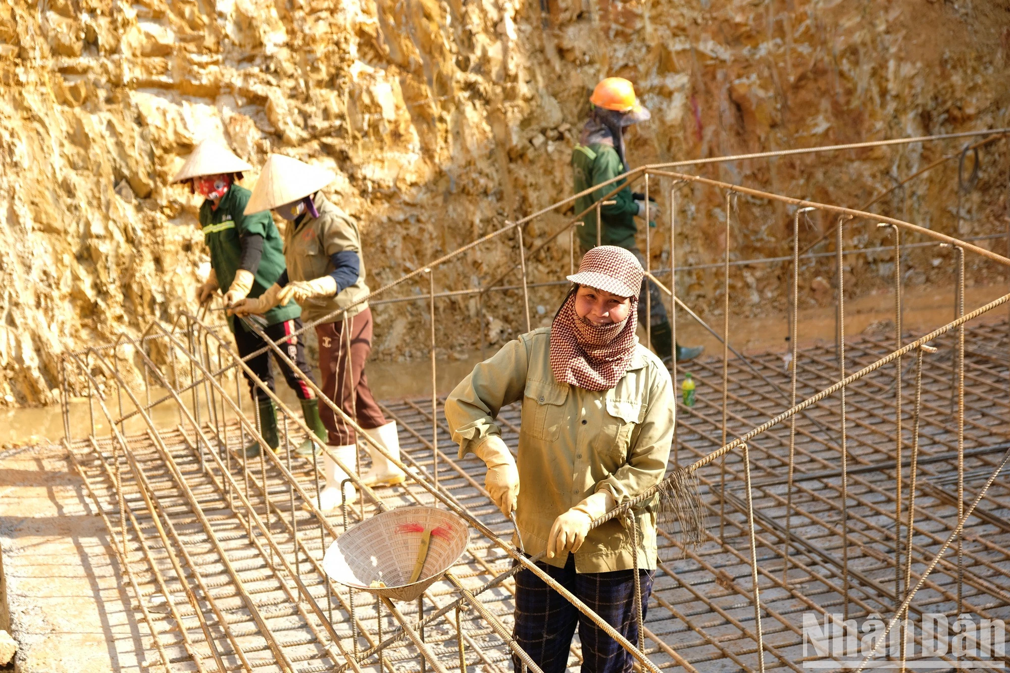 View - [Ảnh] Gấp rút thi công Dự án Đường dây 500kv mạch 3