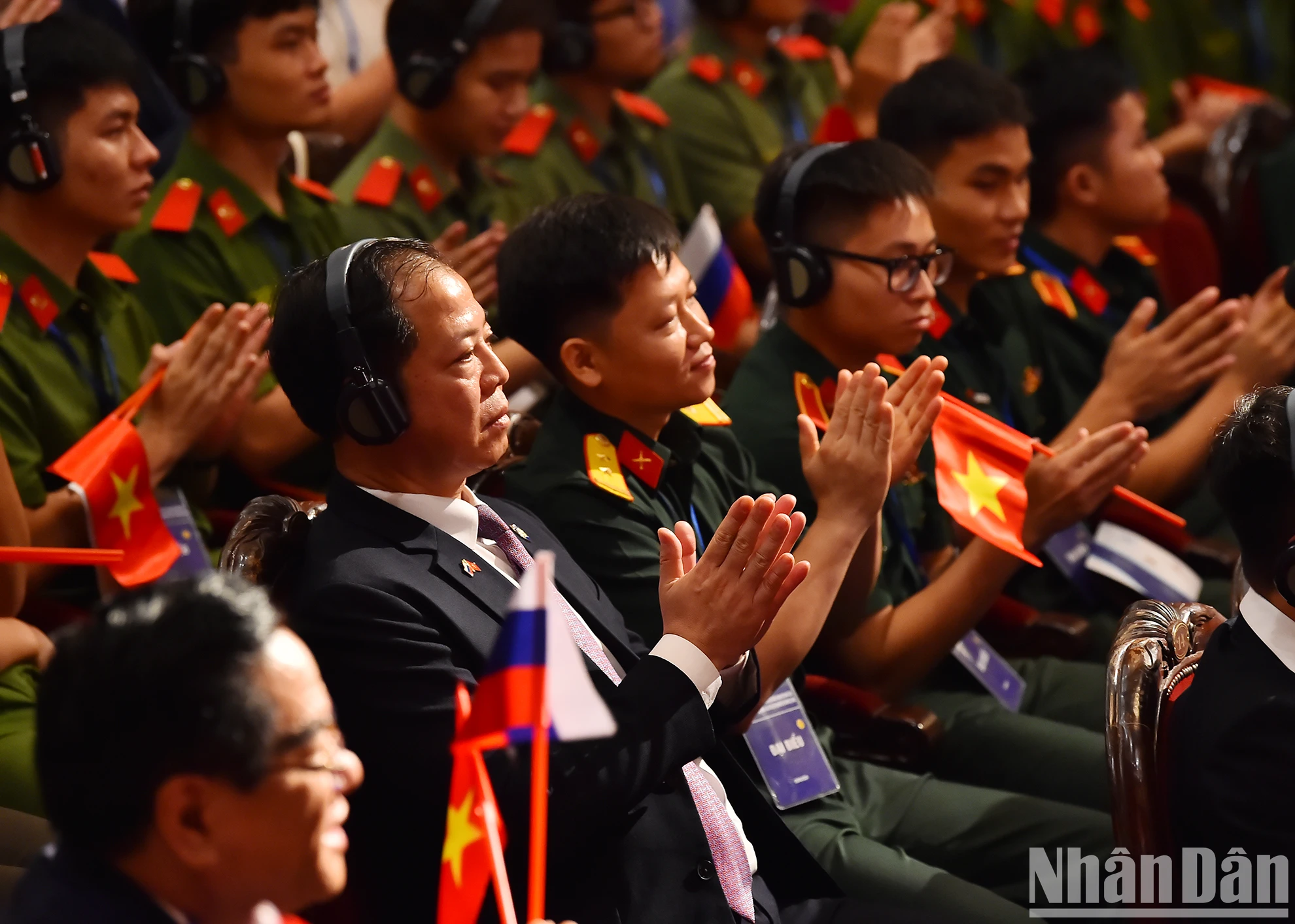 [Ảnh] Chủ tịch nước Tô Lâm và Tổng thống Vladimir Putin gặp lãnh đạo Hội hữu nghị Việt-Nga và các thế hệ cựu sinh viên Việt Nam học tại Nga ảnh 3