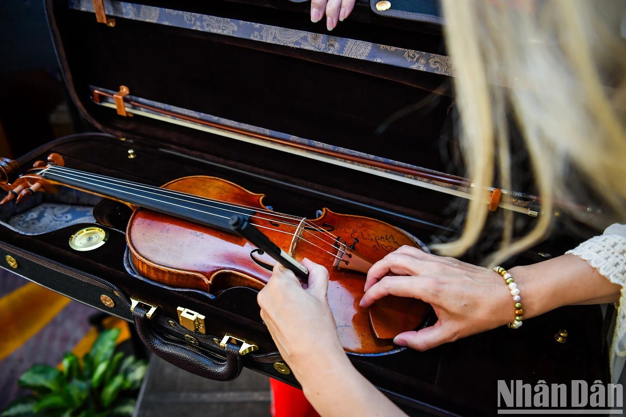 [Ảnh] Bond rạng rỡ, tặng đàn violin Ban tổ chức trước đêm nhạc từ thiện ảnh 17