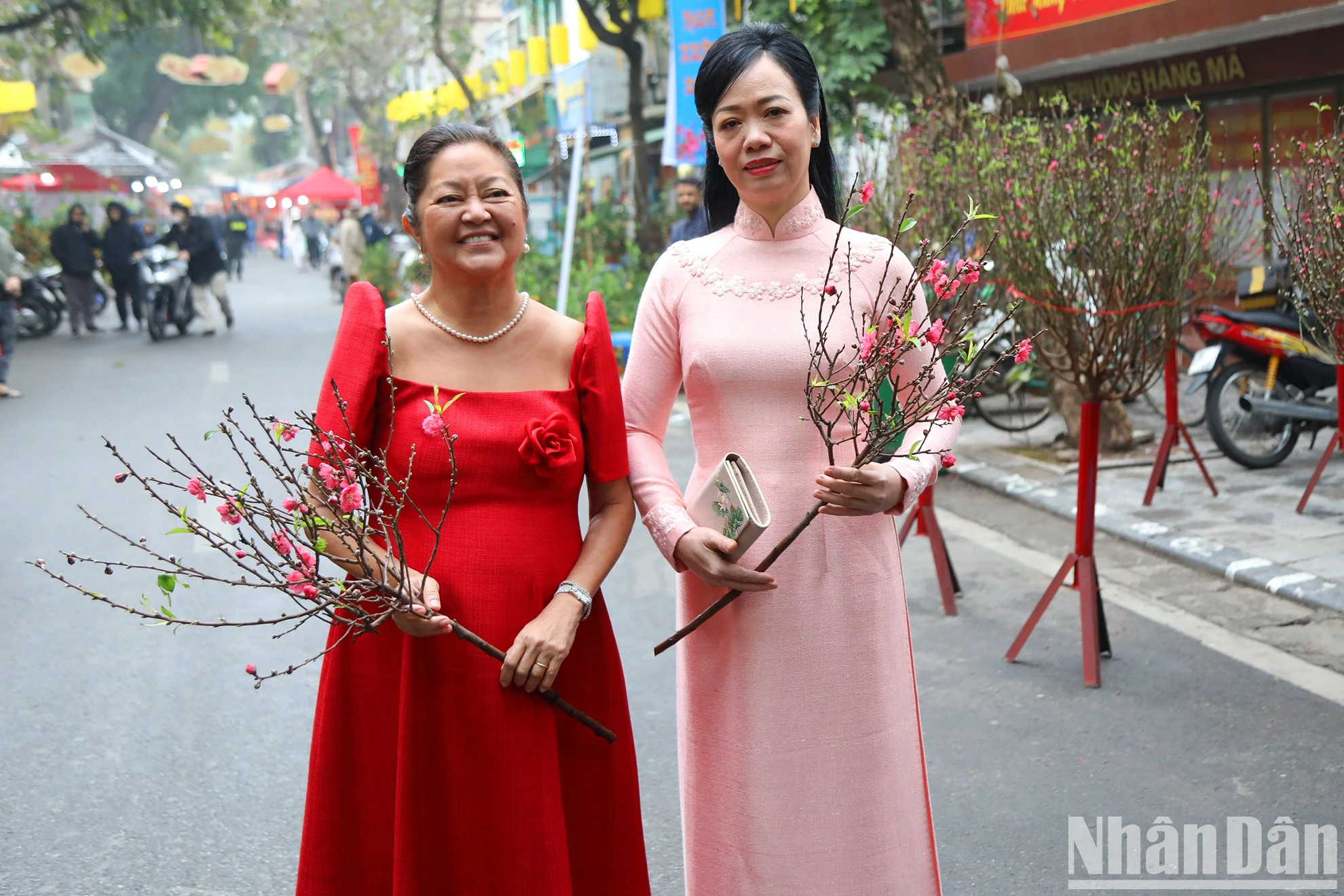 [Ảnh] Phu nhân Chủ tịch nước và Phu nhân Tổng thống Philippines tham quan chợ hoa Tết Hàng Lược ảnh 1