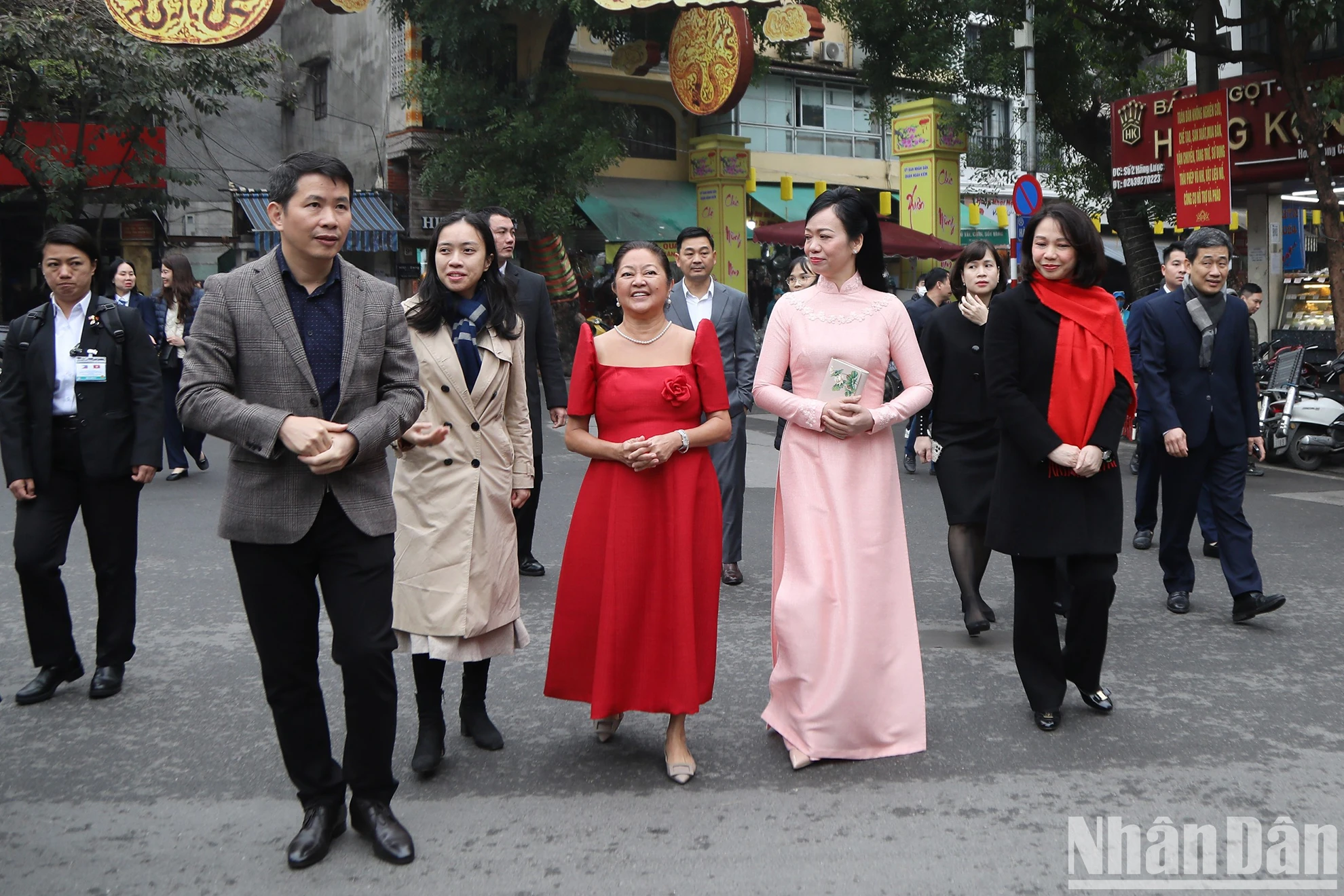 [Ảnh] Phu nhân Chủ tịch nước và Phu nhân Tổng thống Philippines tham quan chợ hoa Tết Hàng Lược ảnh 2