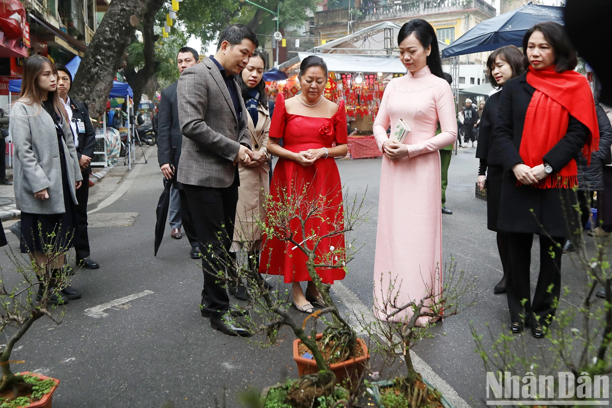[Ảnh] Phu nhân Chủ tịch nước và Phu nhân Tổng thống Philippines tham quan chợ hoa Tết Hàng Lược ảnh 3