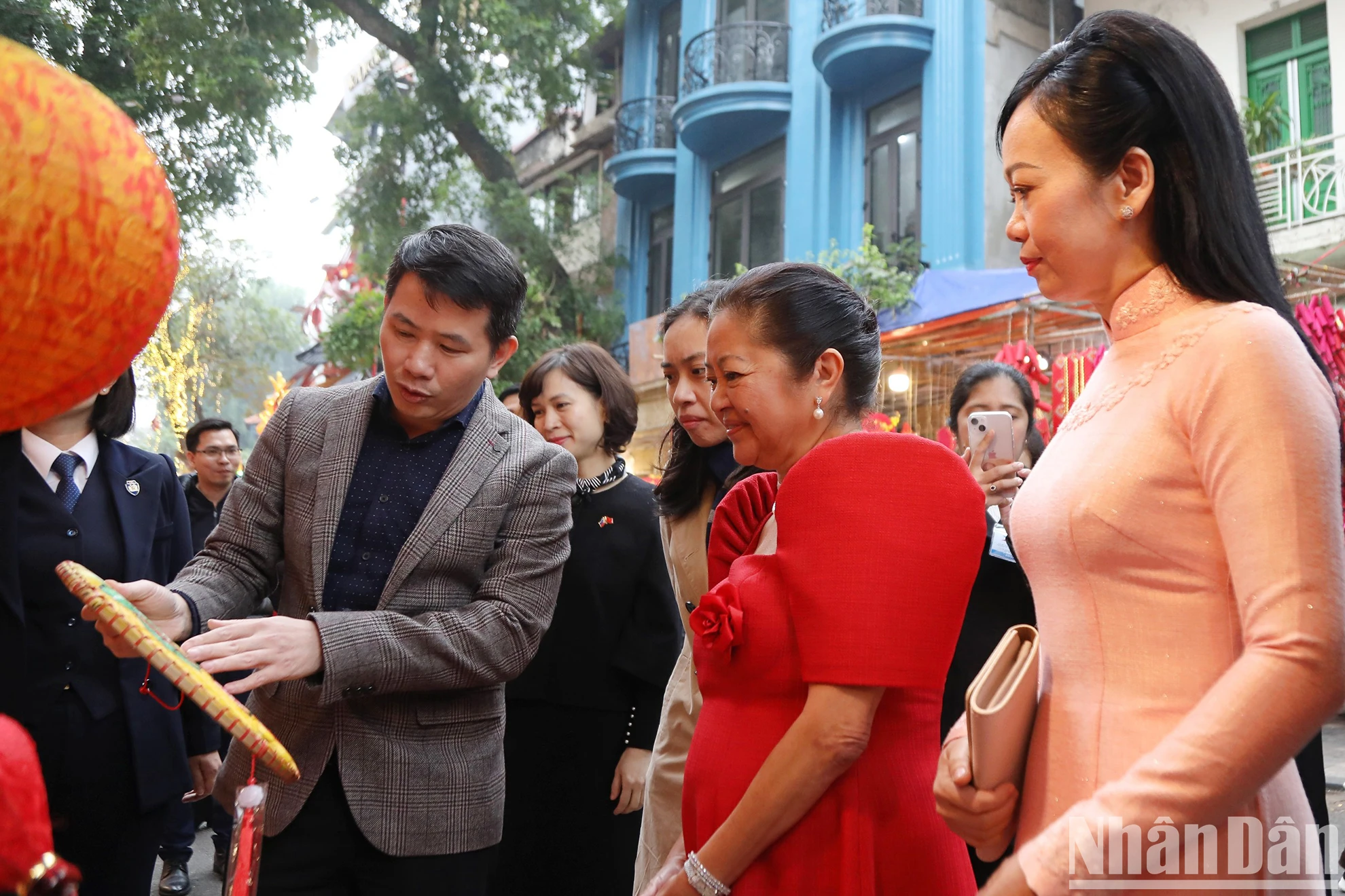 [Ảnh] Phu nhân Chủ tịch nước và Phu nhân Tổng thống Philippines tham quan chợ hoa Tết Hàng Lược ảnh 6
