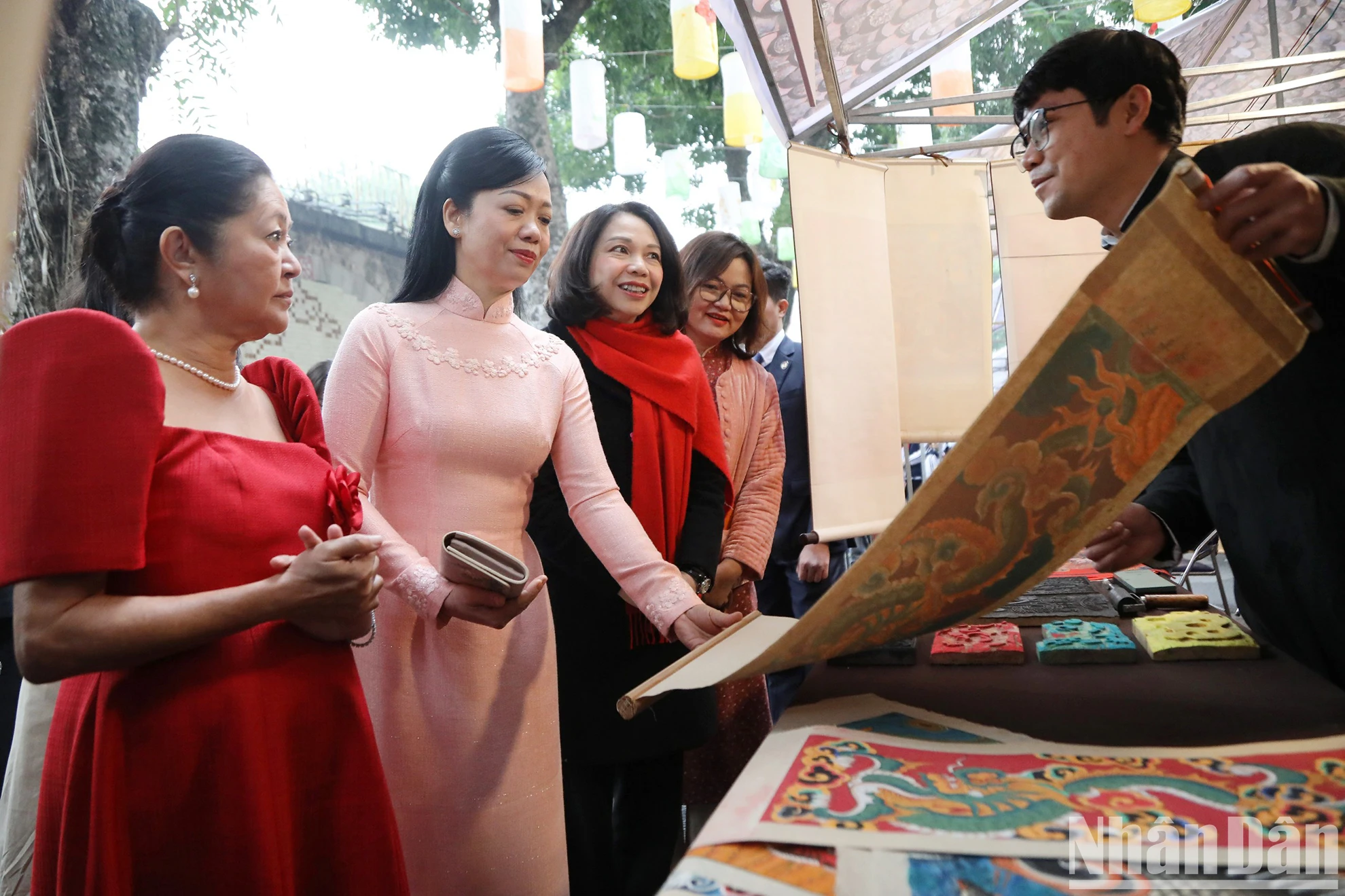 [Ảnh] Phu nhân Chủ tịch nước và Phu nhân Tổng thống Philippines tham quan chợ hoa Tết Hàng Lược ảnh 8