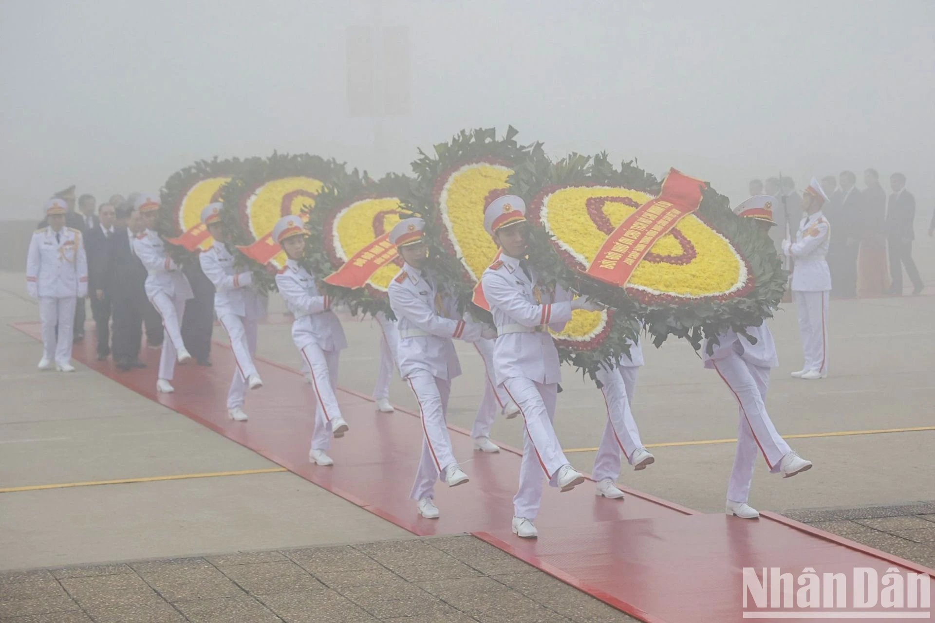 Lãnh đạo Đảng, Nhà nước đặt vòng hoa và vào Lăng viếng Chủ tịch Hồ Chí Minh- Ảnh 1.