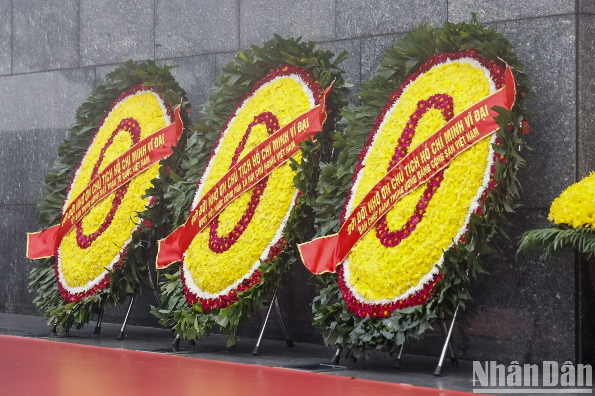 Lãnh đạo Đảng, Nhà nước đặt vòng hoa và vào Lăng viếng Chủ tịch Hồ Chí Minh- Ảnh 2.