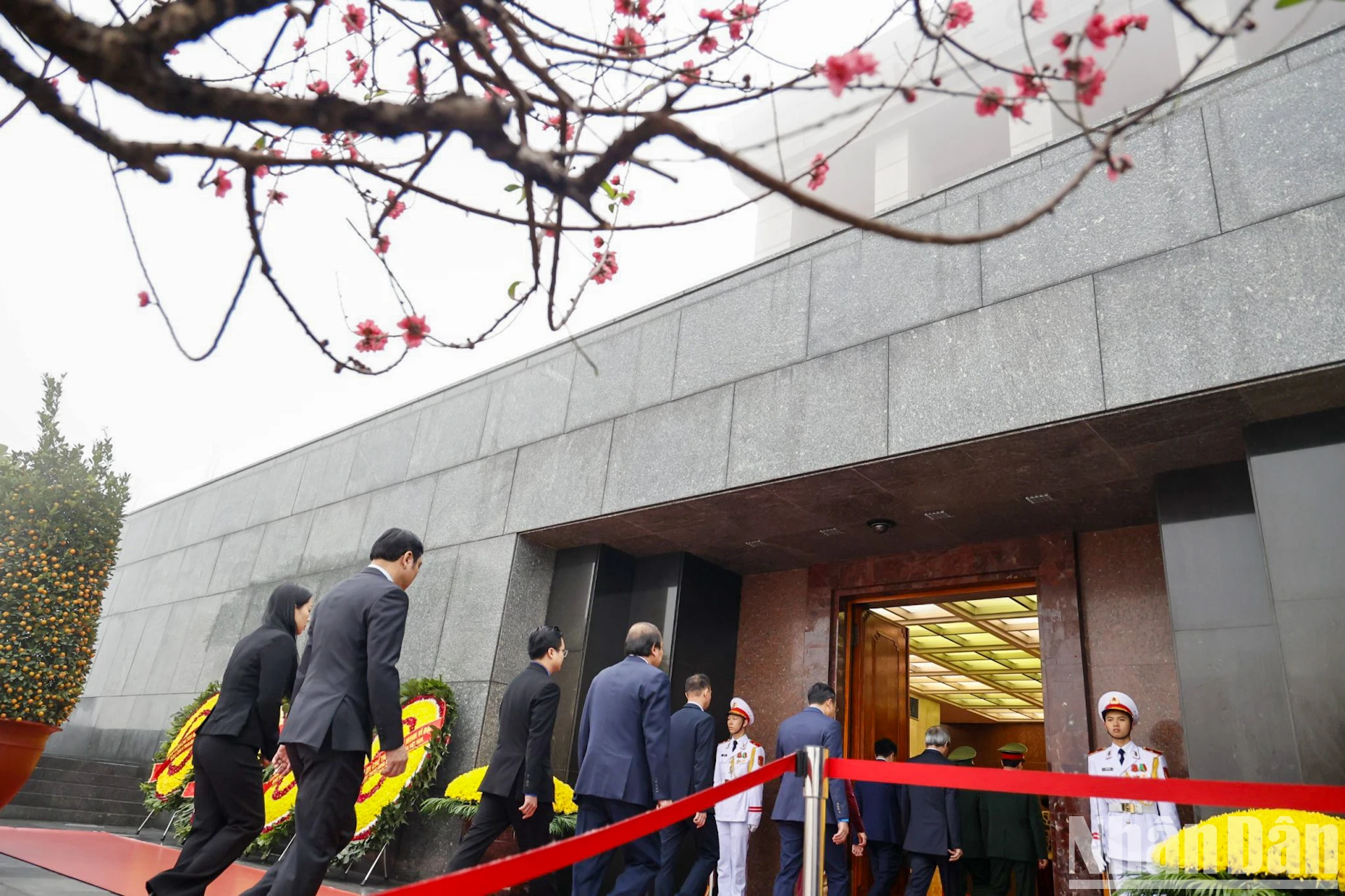 Lãnh đạo Đảng, Nhà nước đặt vòng hoa và vào Lăng viếng Chủ tịch Hồ Chí Minh- Ảnh 3.