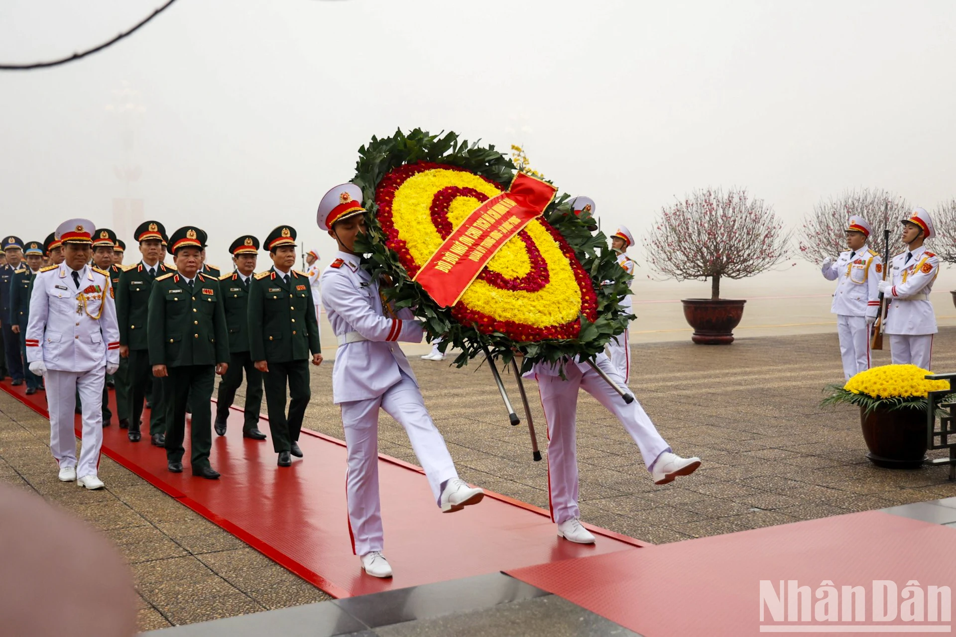 [Ảnh] Lãnh đạo Đảng, Nhà nước đặt vòng hoa và vào Lăng viếng Chủ tịch Hồ Chí Minh ảnh 4