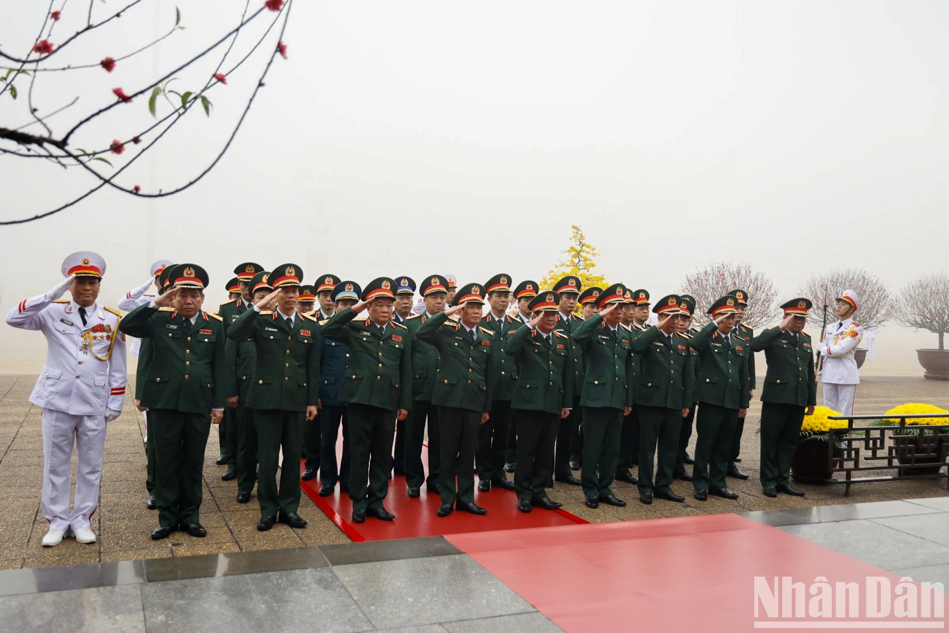Lãnh đạo Đảng, Nhà nước đặt vòng hoa và vào Lăng viếng Chủ tịch Hồ Chí Minh- Ảnh 5.