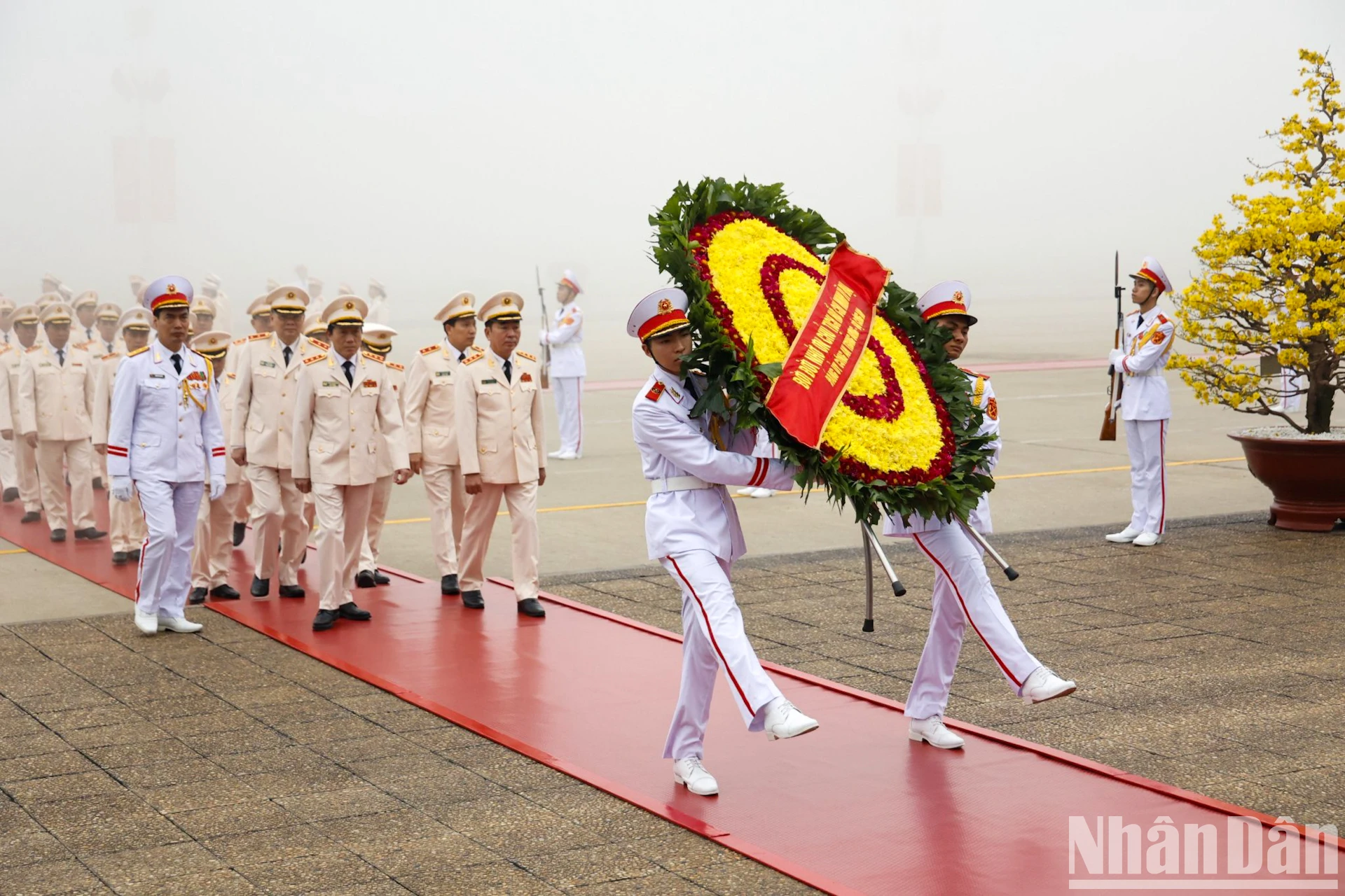 Lãnh đạo Đảng, Nhà nước đặt vòng hoa và vào Lăng viếng Chủ tịch Hồ Chí Minh- Ảnh 6.