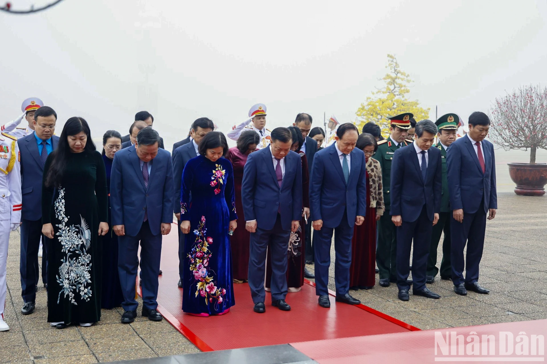 [Ảnh] Lãnh đạo Đảng, Nhà nước đặt vòng hoa và vào Lăng viếng Chủ tịch Hồ Chí Minh ảnh 8