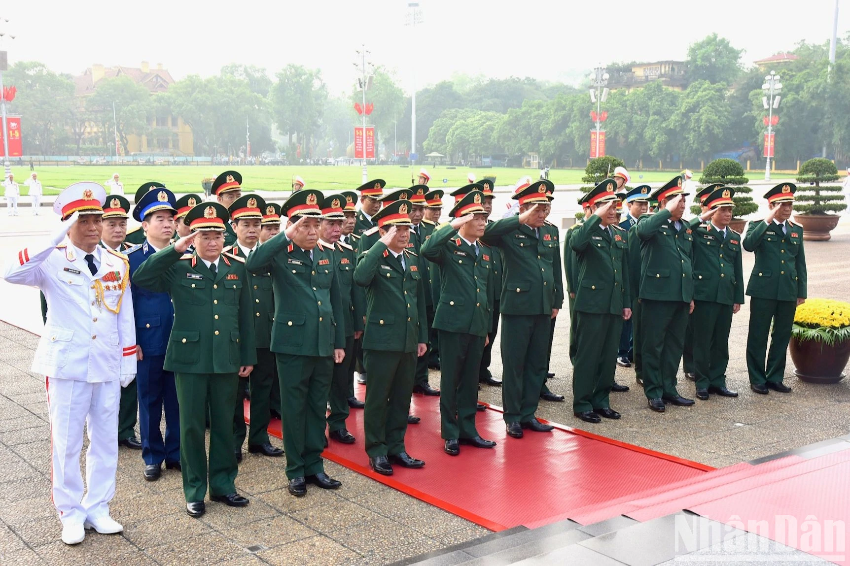 [Ảnh] Lãnh đạo Đảng, Nhà nước vào Lăng viếng Chủ tịch Hồ Chí Minh ảnh 2