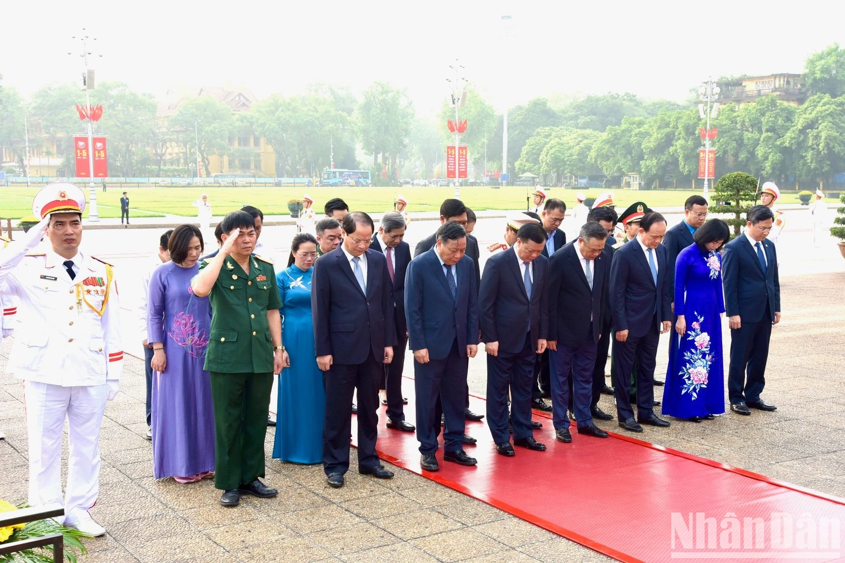 [Ảnh] Lãnh đạo Đảng, Nhà nước vào Lăng viếng Chủ tịch Hồ Chí Minh ảnh 4