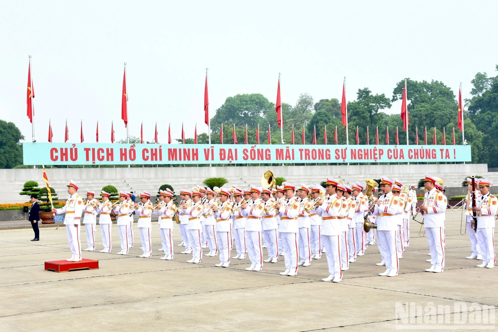 [Ảnh] Lãnh đạo Đảng, Nhà nước vào Lăng viếng Chủ tịch Hồ Chí Minh ảnh 5