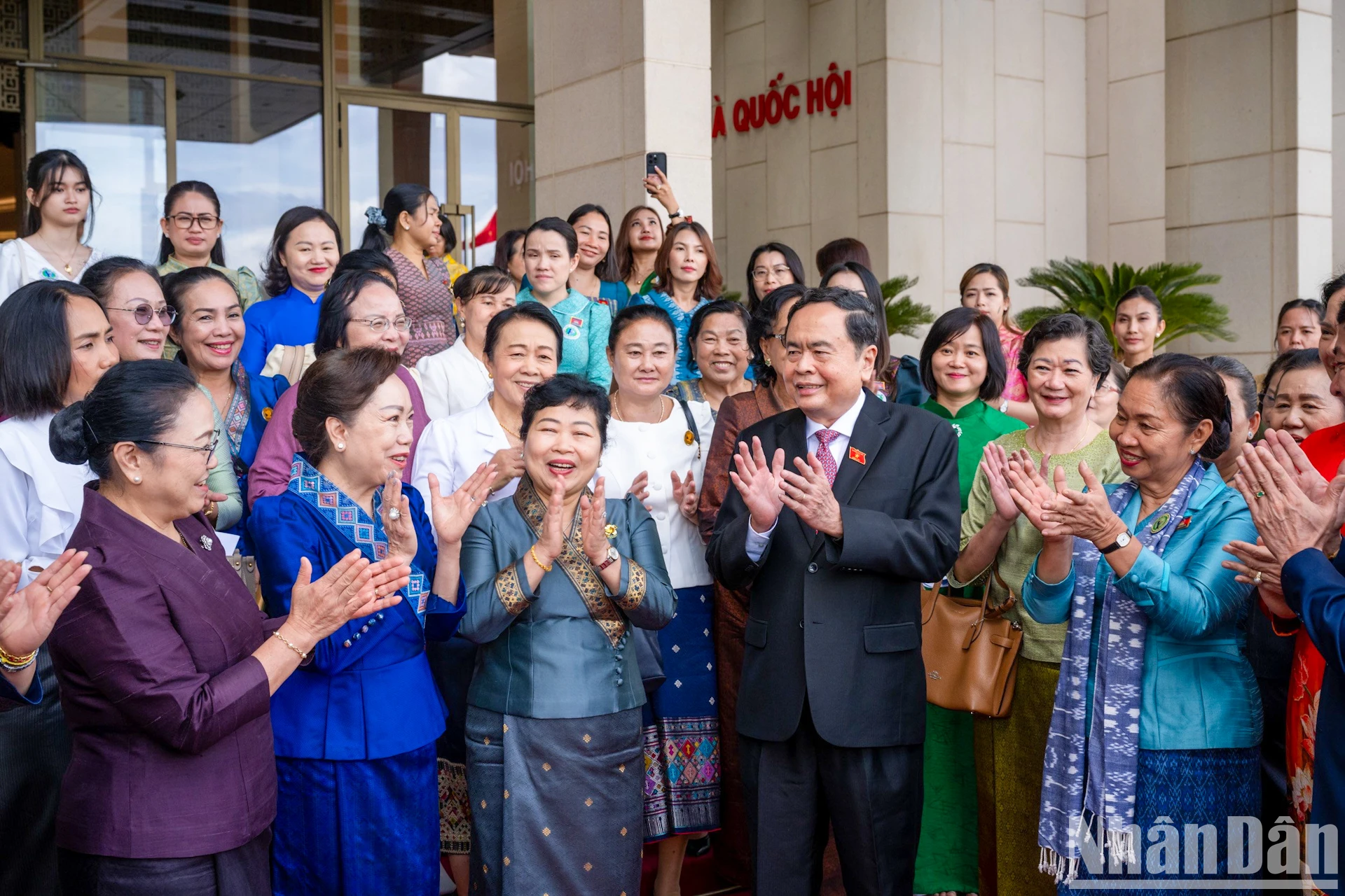 [Ảnh] Chủ tịch Quốc hội Trần Thanh Mẫn tiếp Đoàn đại biểu Hội Phụ nữ và nữ doanh nhân hai nước Lào và Campuchia ảnh 1
