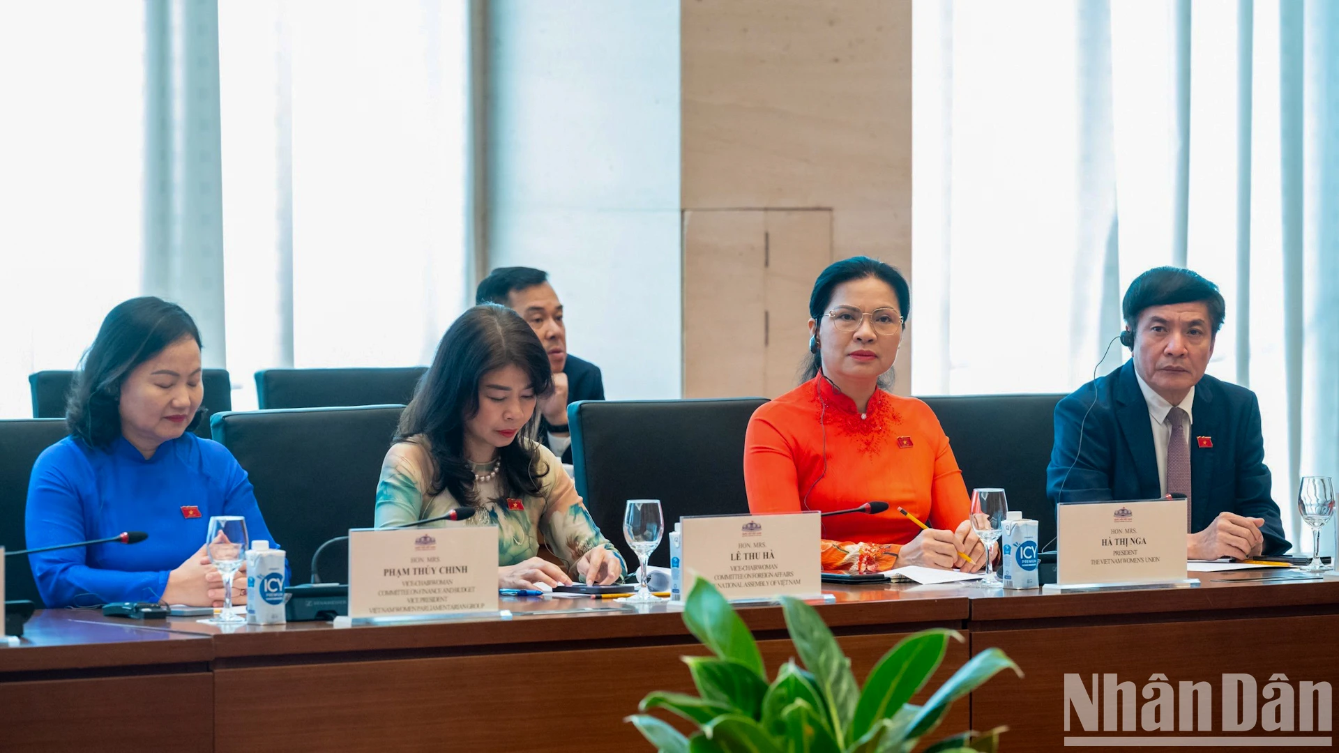 [Ảnh] Chủ tịch Quốc hội Trần Thanh Mẫn tiếp Đoàn đại biểu Hội Phụ nữ và nữ doanh nhân hai nước Lào và Campuchia ảnh 3