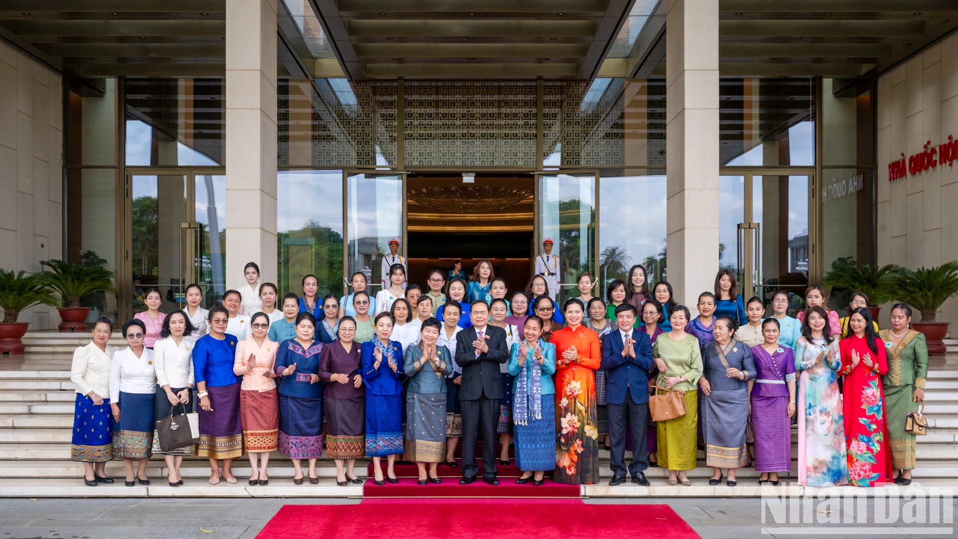 [Ảnh] Chủ tịch Quốc hội Trần Thanh Mẫn tiếp Đoàn đại biểu Hội Phụ nữ và nữ doanh nhân hai nước Lào và Campuchia ảnh 9