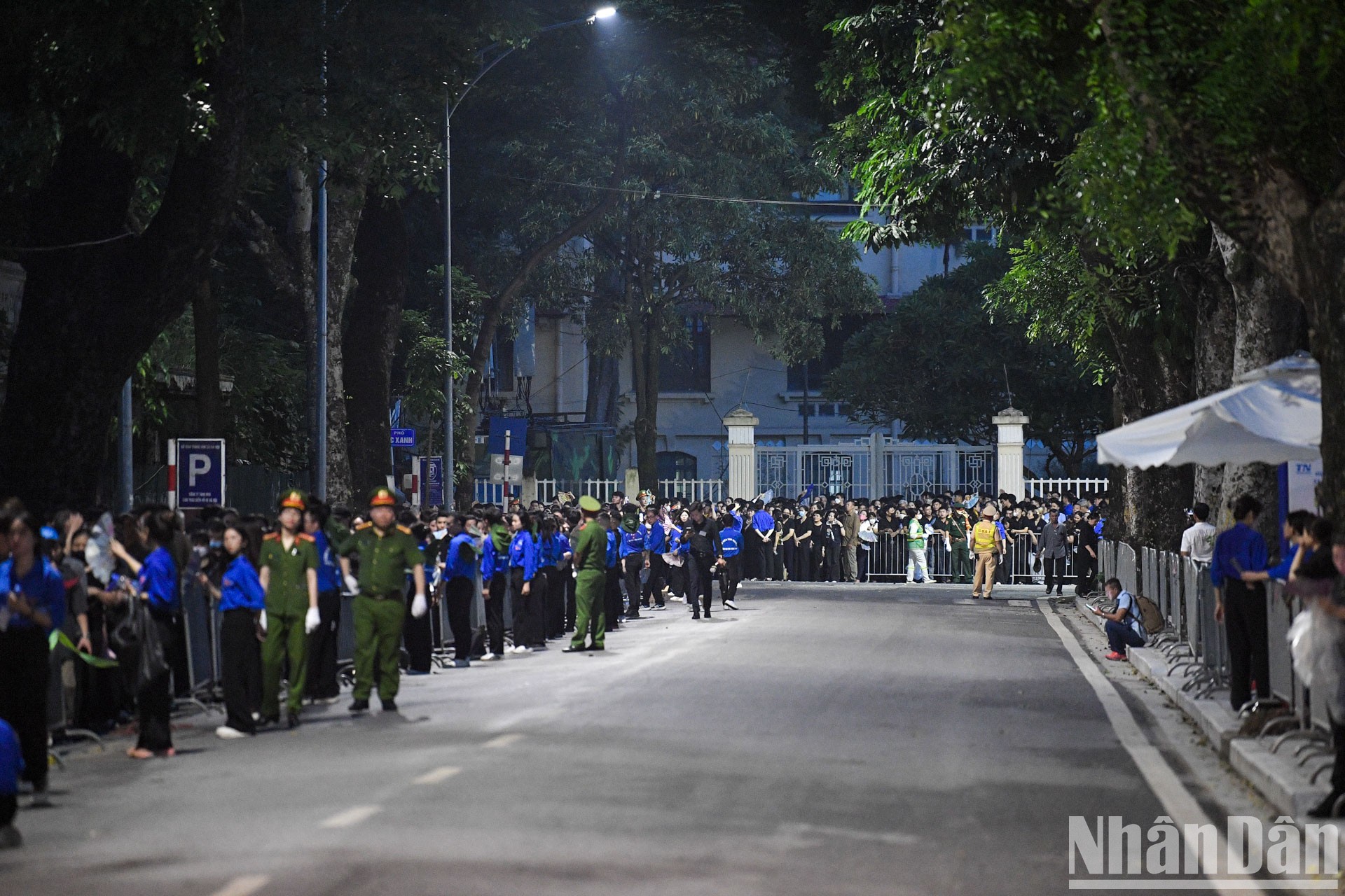 Dòng người xếp hàng dài trên các tuyến phố khu vực chung quanh Nhà tang lễ Quốc gia (Ảnh: Nhandan.vn)