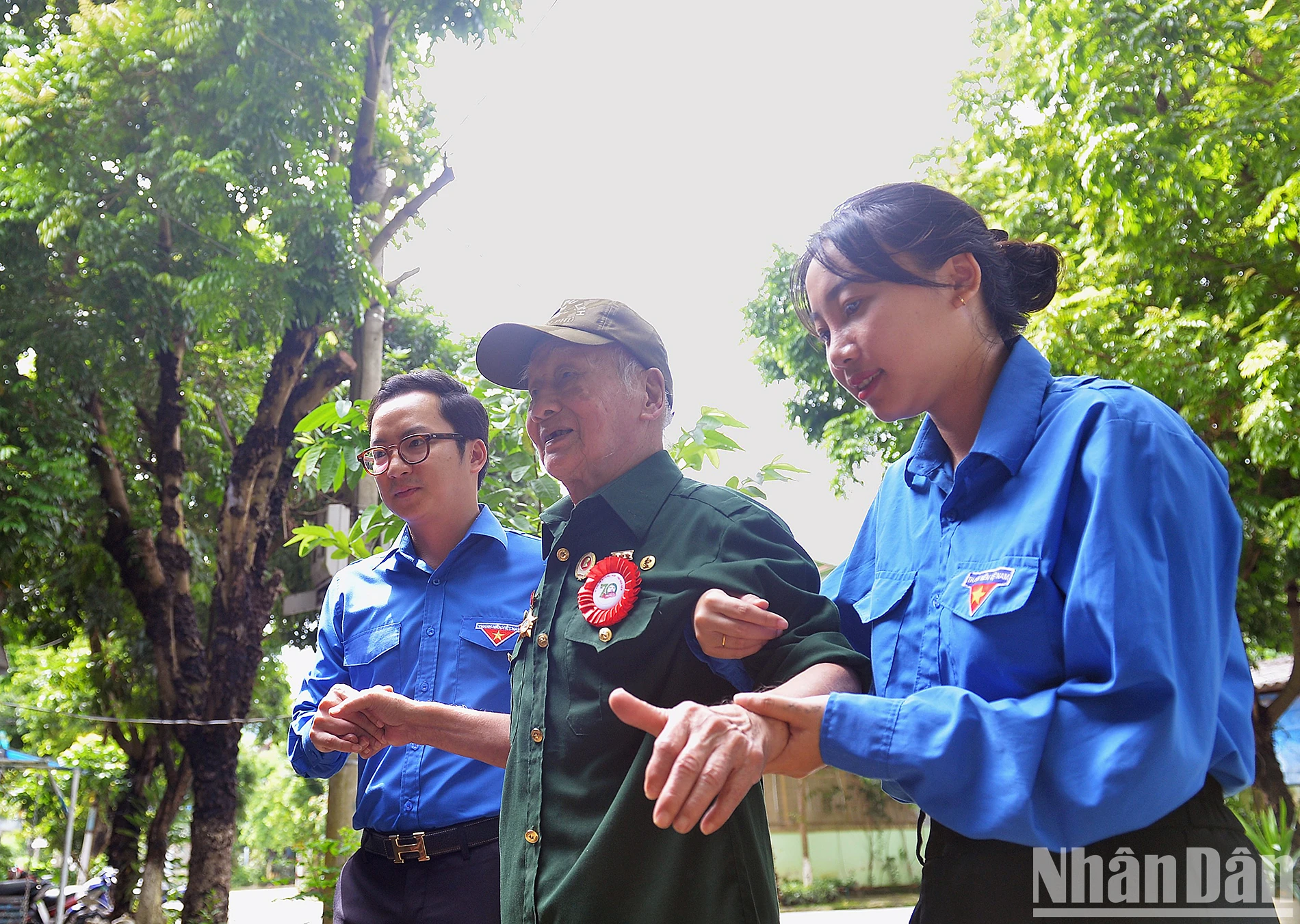 [Ảnh] Tình cảm và lòng biết ơn từ những người trẻ ảnh 9