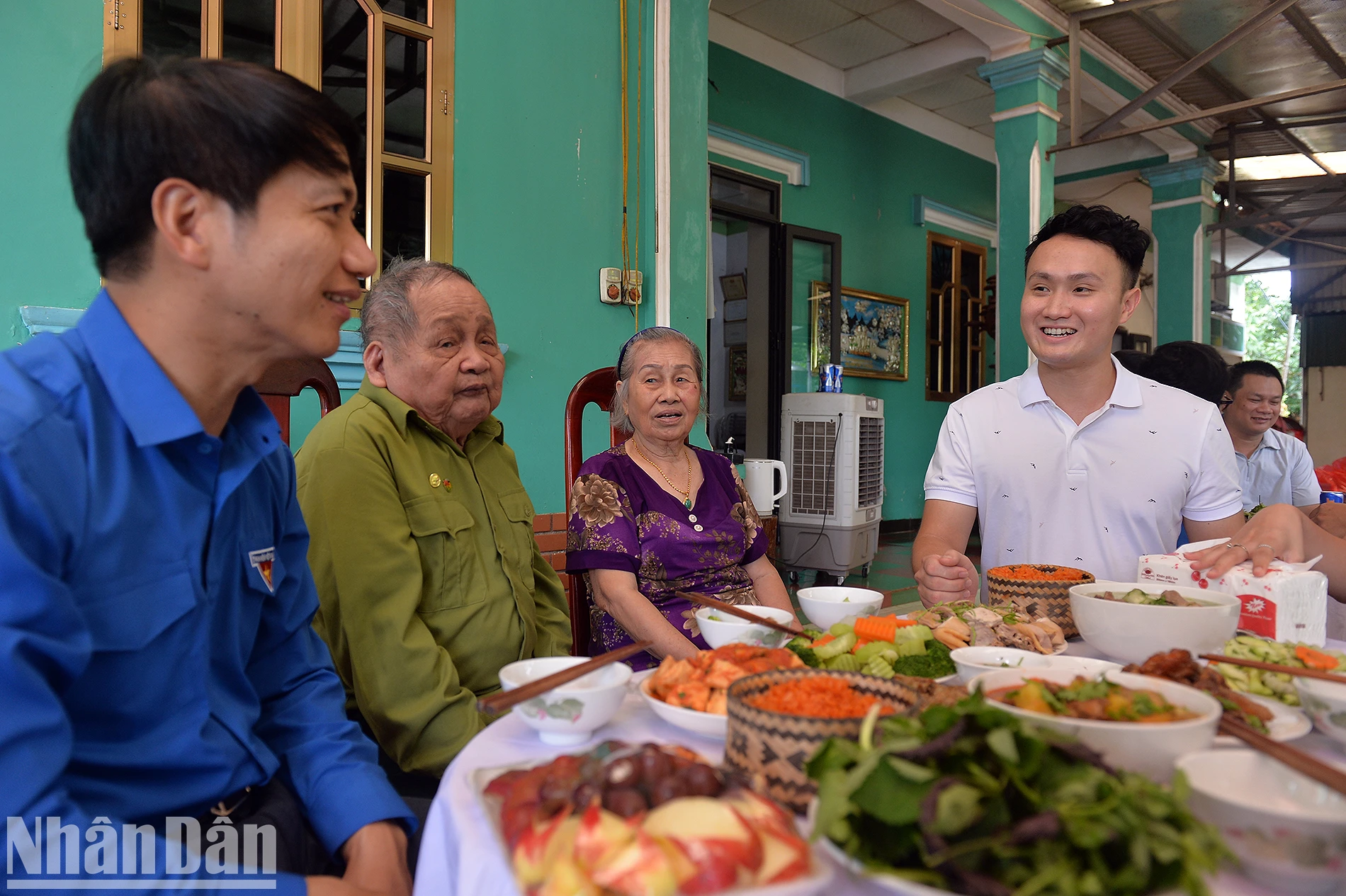 [Ảnh] Tình cảm và lòng biết ơn từ những người trẻ ảnh 13