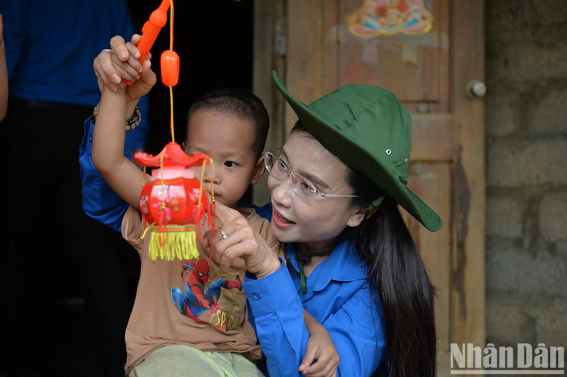 [Ảnh] Mang trung thu đến sớm với thiếu nhi vùng lũ ảnh 10