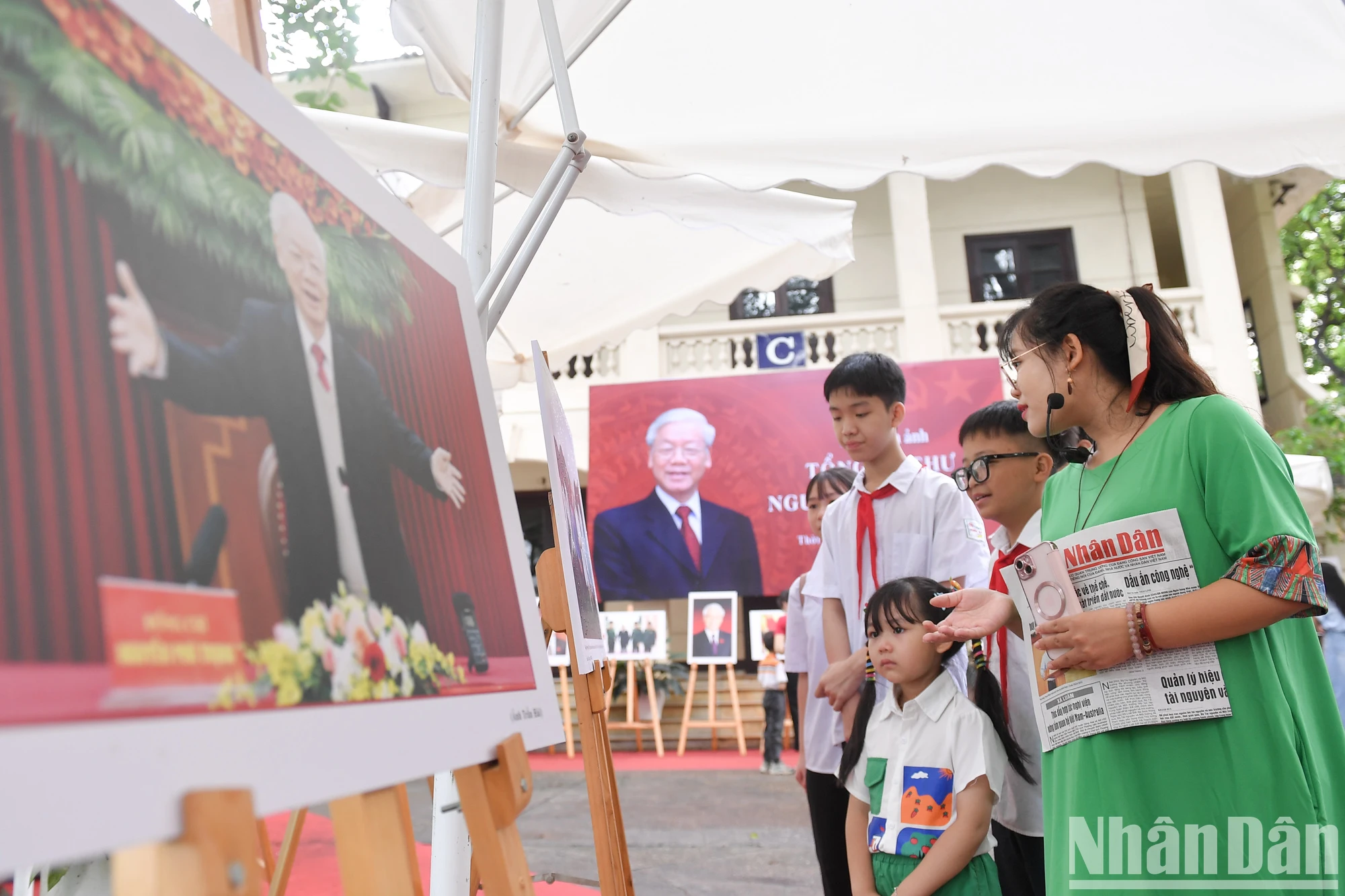 Triển lãm ảnh Tổng Bí thư Nguyễn Phú Trọng: Điểm đến hấp dẫn của người dân Thủ đô ảnh 5