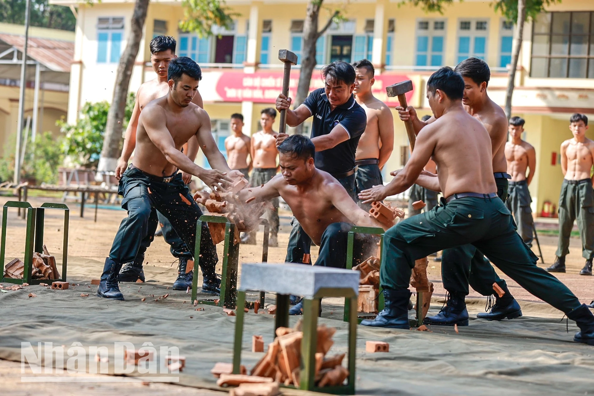 Xứng đáng là “Thanh bảo kiếm” bảo vệ cuộc sống bình yên cho nhân dân Đắk Lắk ảnh 5